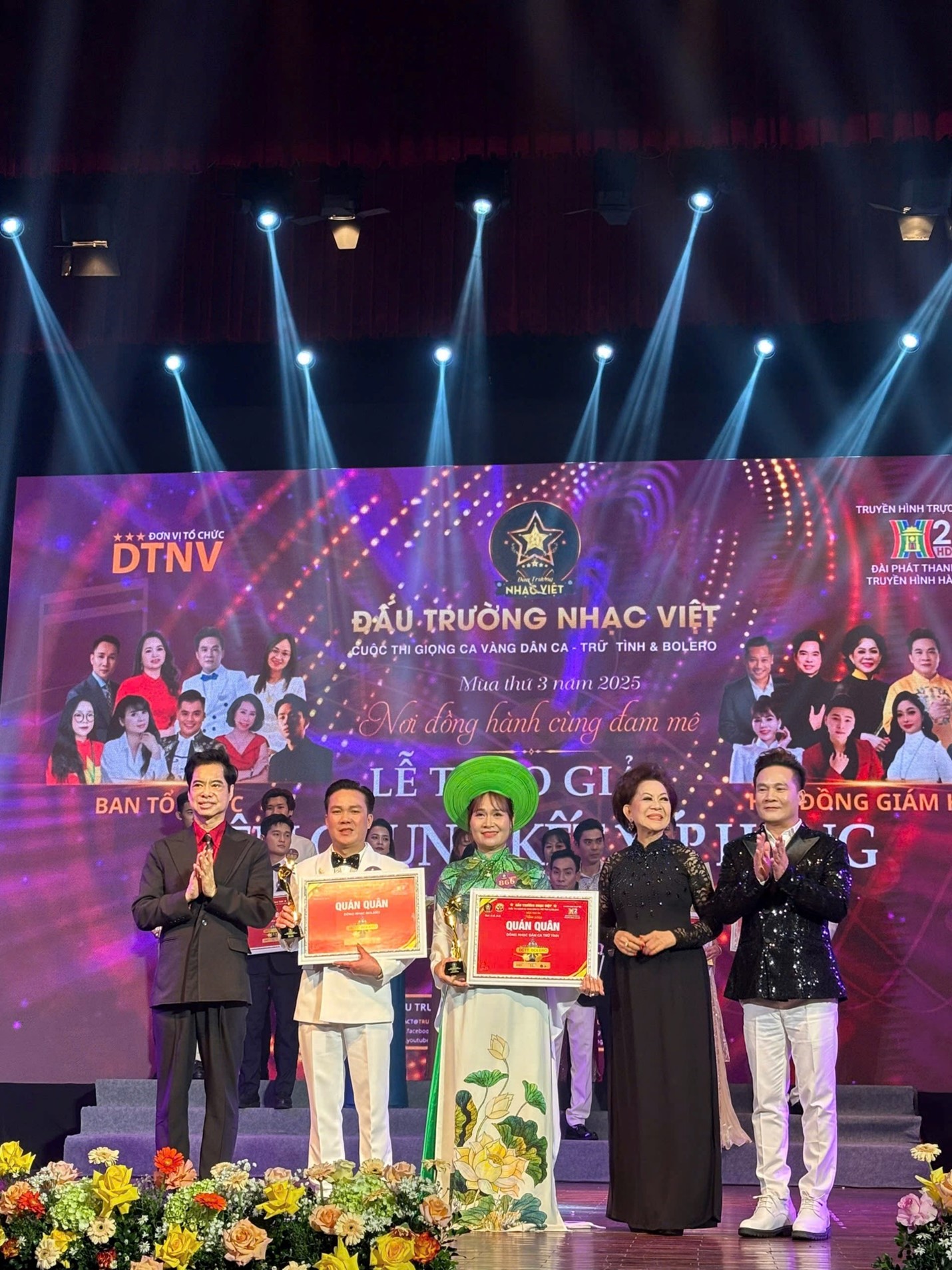 Nữ điều dưỡng chiến thắng Quán quân Đấu Trường Nhạc Việt 2025 ở tuổi ngoài 50- Ảnh 4. Nữ điều dưỡng chiến thắng Quán quân Đấu Trường Nhạc Việt 2025 ở tuổi ngoài 50- Ảnh 4.