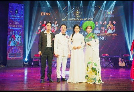 Nữ điều dưỡng chiến thắng Quán quân Đấu Trường Nhạc Việt 2025 ở tuổi ngoài 50- Ảnh 5. Nữ điều dưỡng chiến thắng Quán quân Đấu Trường Nhạc Việt 2025 ở tuổi ngoài 50- Ảnh 5.