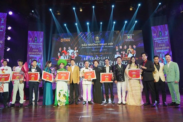 Nữ điều dưỡng chiến thắng Quán quân Đấu Trường Nhạc Việt 2025 ở tuổi ngoài 50- Ảnh 7. Nữ điều dưỡng chiến thắng Quán quân Đấu Trường Nhạc Việt 2025 ở tuổi ngoài 50- Ảnh 7.