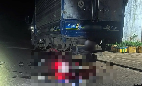 Xe máy tông vào ô tô tải đang đậu, 3 người tử vong- Ảnh 1. Xe máy tông vào ô tô tải đang đậu, 3 người tử vong- Ảnh 1.