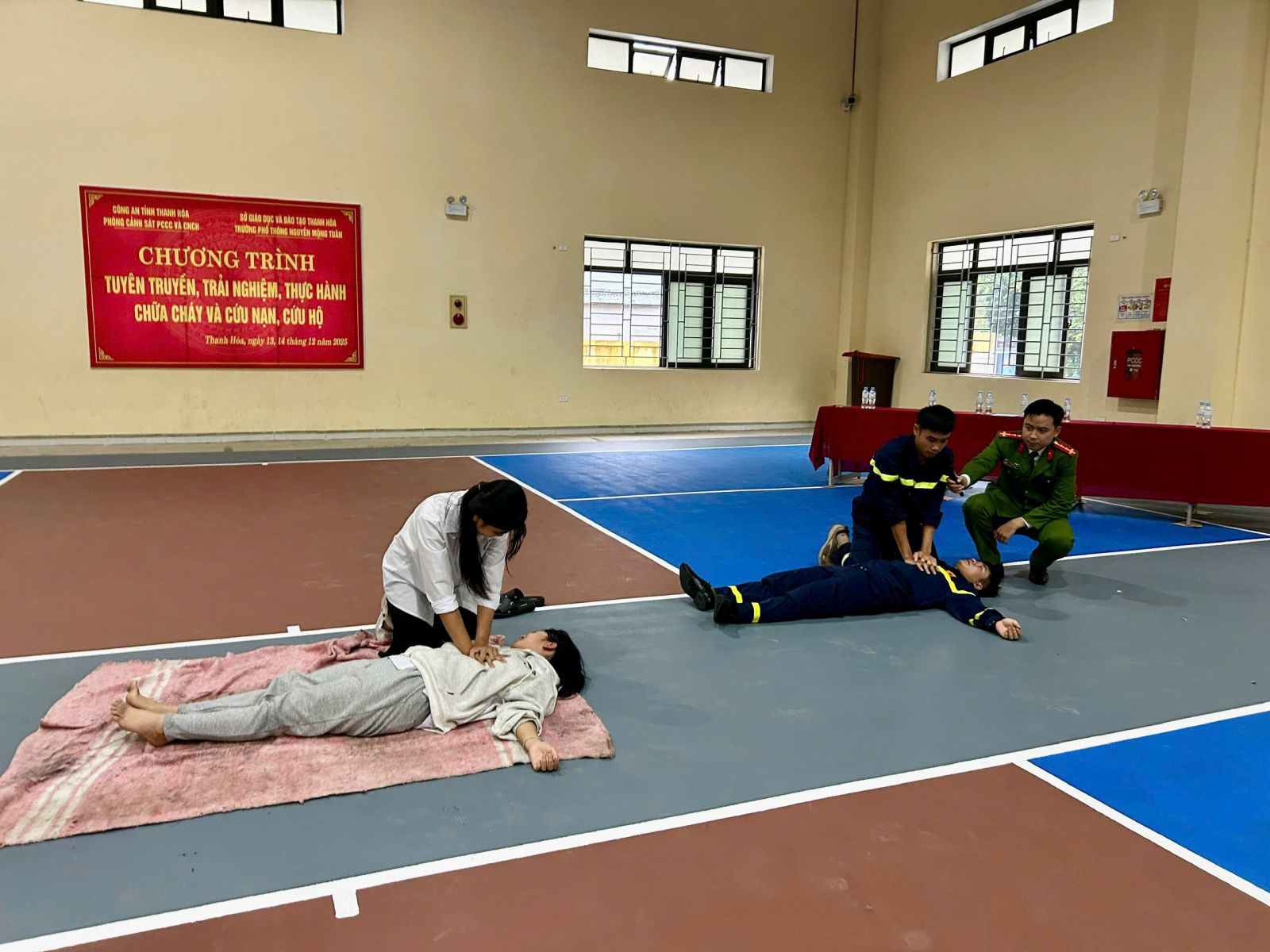 1.200 học sinh trải nghiệm kỹ năng thoát nạn trong tình huống cháy nổ - Ảnh 4.