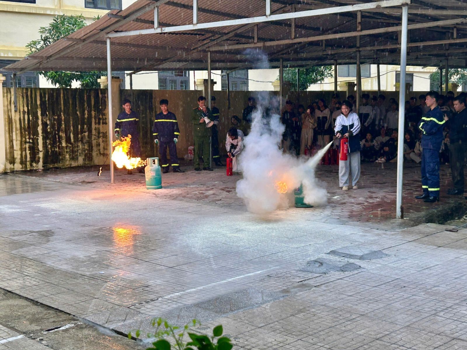 1.200 học sinh trải nghiệm kỹ năng thoát nạn trong tình huống cháy nổ - Ảnh 3.