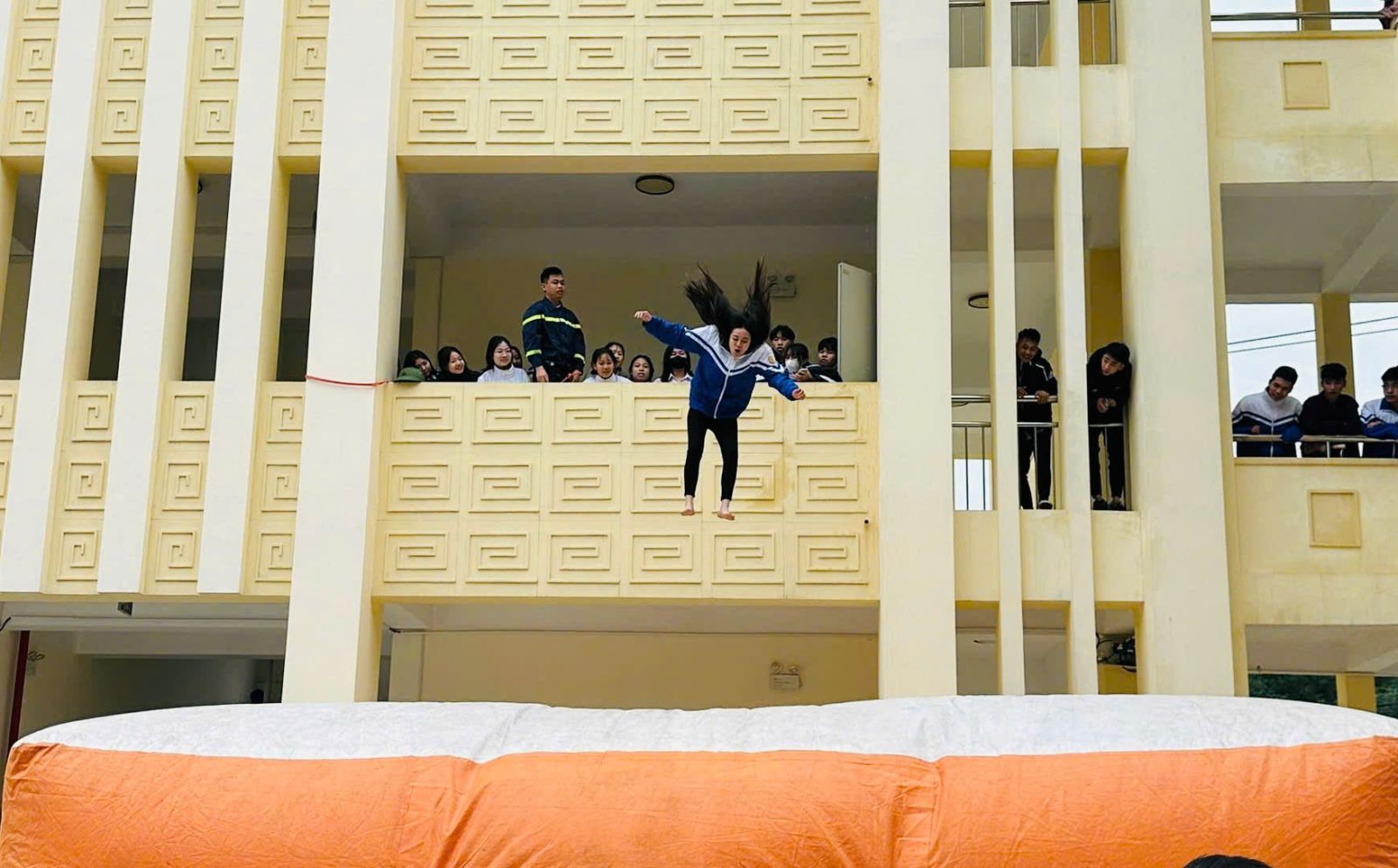 1.200 học sinh trải nghiệm kỹ năng thoát nạn trong tình huống cháy nổ - Ảnh 6.