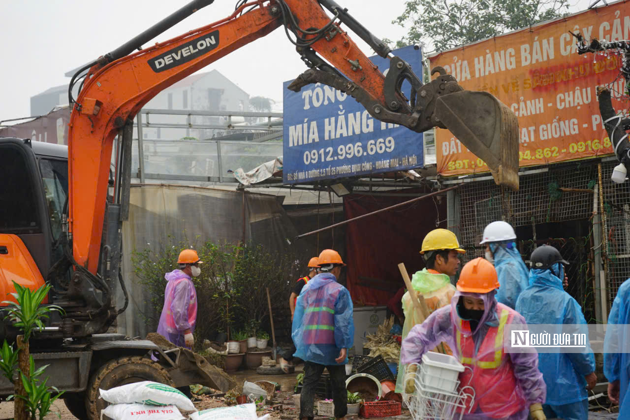 Hà Nội: Đưa một số người cản trở GPMB dự án Vành đai 2.5 về Công an phường làm việc- Ảnh 1. Hà Nội: Đưa một số người cản trở GPMB dự án Vành đai 2.5 về Công an phường làm việc- Ảnh 1.