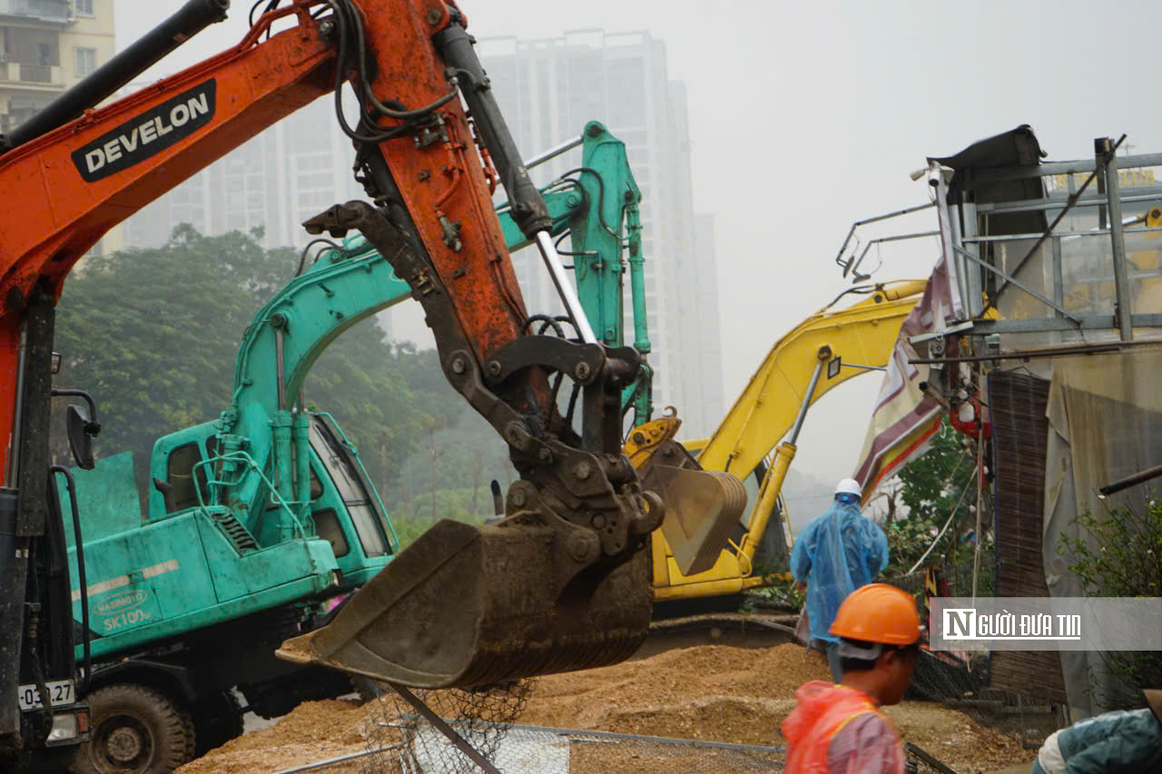 Hà Nội: Đưa một số người cản trở GPMB dự án Vành đai 2.5 về Công an phường làm việc- Ảnh 2. Hà Nội: Đưa một số người cản trở GPMB dự án Vành đai 2.5 về Công an phường làm việc- Ảnh 2.