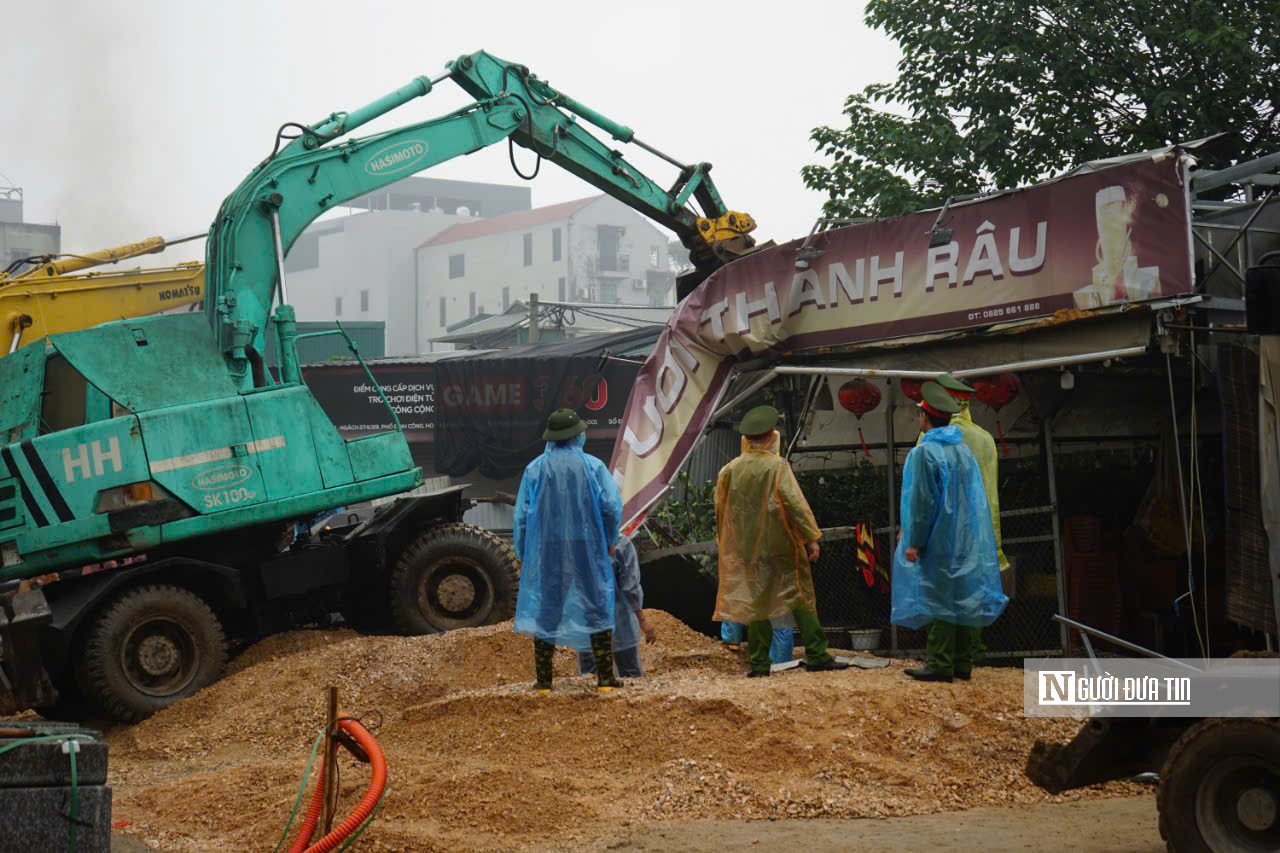 Hà Nội: Đưa một số người cản trở GPMB dự án Vành đai 2.5 về Công an phường làm việc- Ảnh 3. Hà Nội: Đưa một số người cản trở GPMB dự án Vành đai 2.5 về Công an phường làm việc- Ảnh 3.
