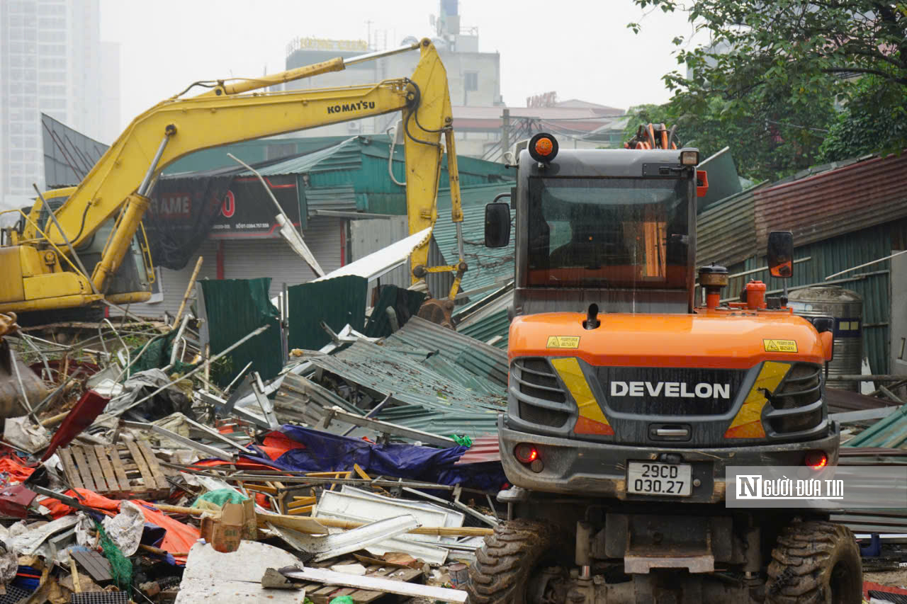 Hà Nội: Đưa một số người cản trở GPMB dự án Vành đai 2.5 về Công an phường làm việc- Ảnh 4. Hà Nội: Đưa một số người cản trở GPMB dự án Vành đai 2.5 về Công an phường làm việc- Ảnh 4.