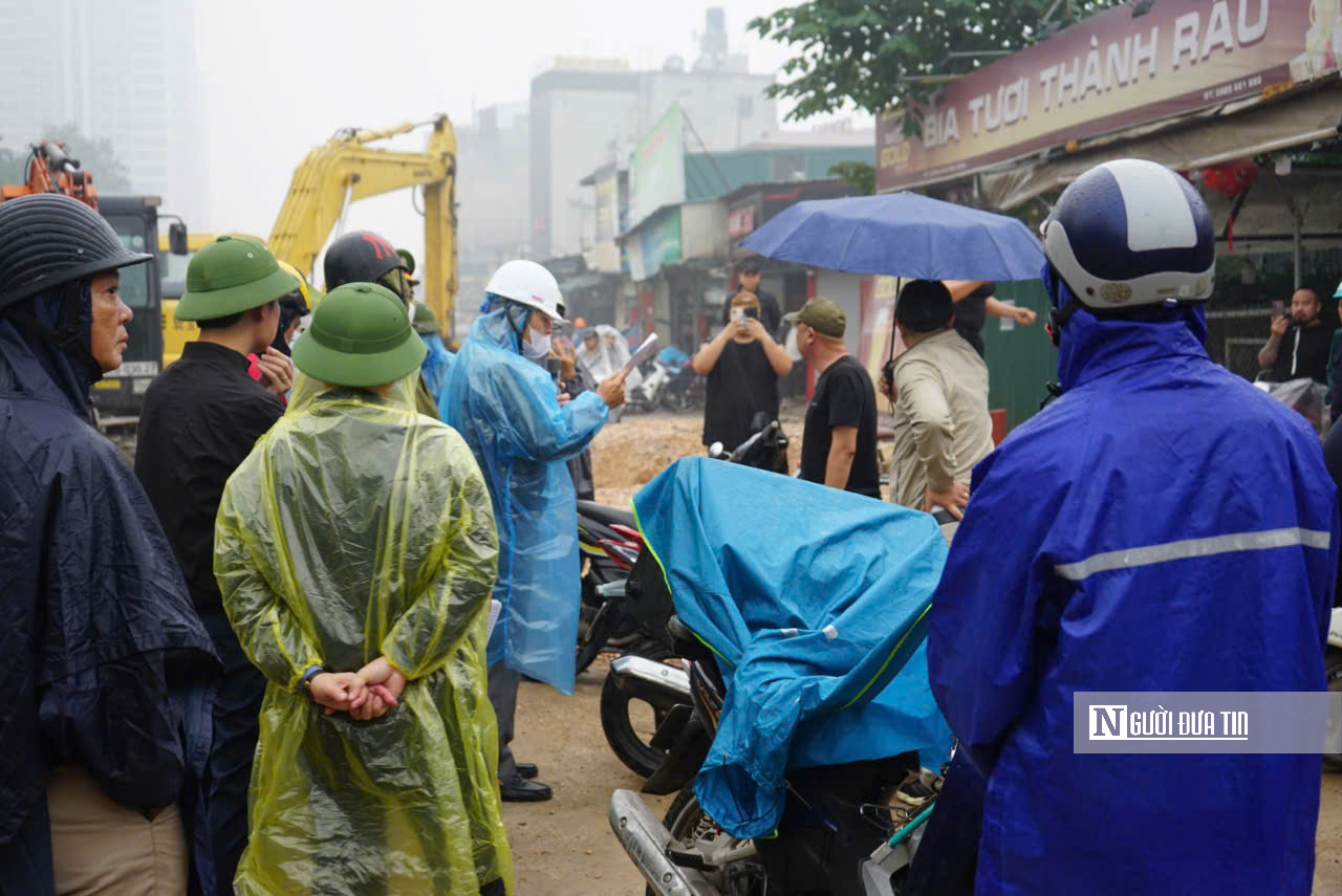 Hà Nội: Đưa một số người cản trở GPMB dự án Vành đai 2.5 về Công an phường làm việc- Ảnh 5. Hà Nội: Đưa một số người cản trở GPMB dự án Vành đai 2.5 về Công an phường làm việc- Ảnh 5.