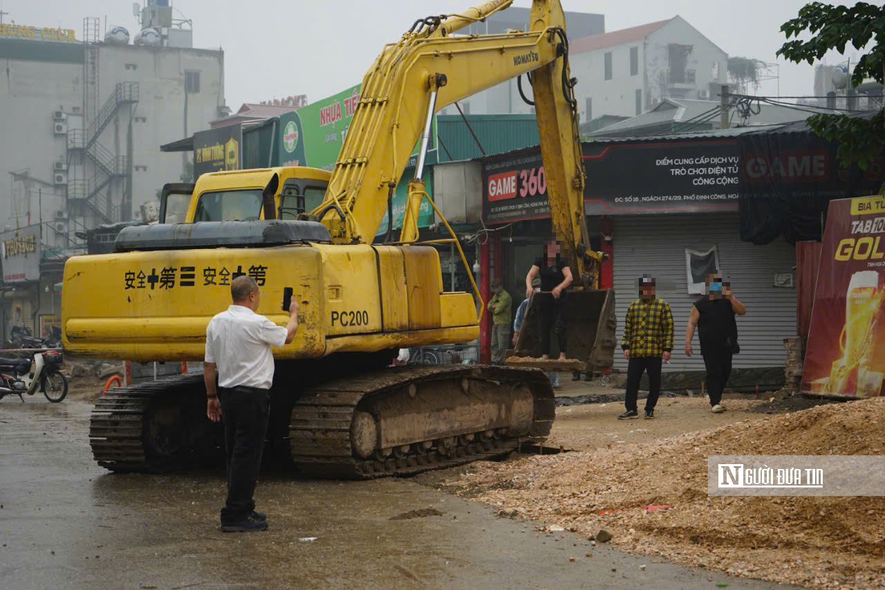 Hà Nội: Đưa một số người cản trở GPMB dự án Vành đai 2.5 về Công an phường làm việc- Ảnh 6. Hà Nội: Đưa một số người cản trở GPMB dự án Vành đai 2.5 về Công an phường làm việc- Ảnh 6.