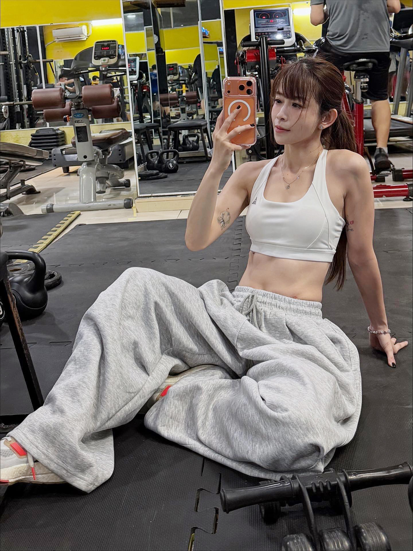 "Chị đẹp đi đường quyền" chiếm trọn spotlight trên khán đài SEA Games - Ảnh 9.