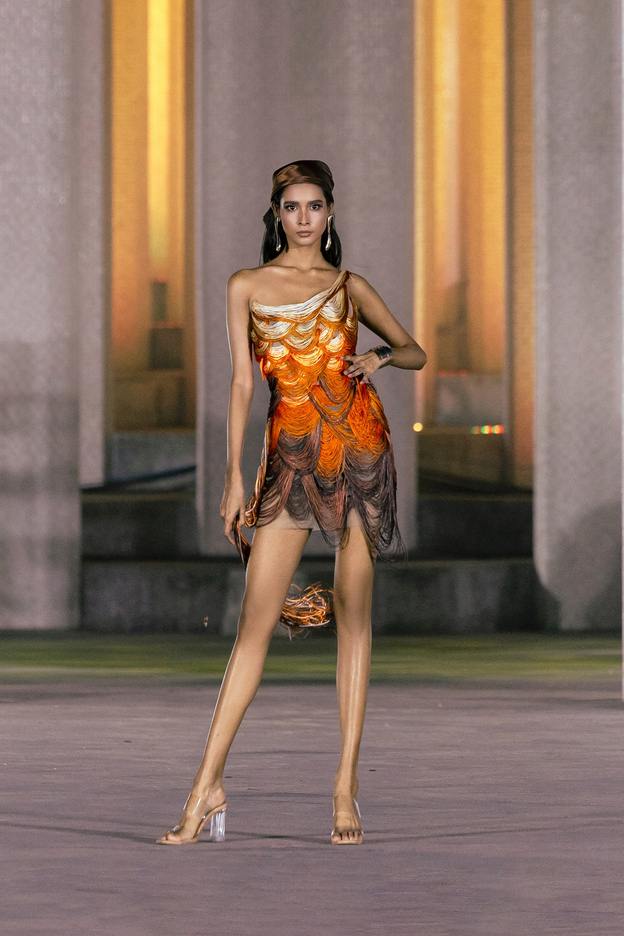 Hoàng Thùy - Võ Hoàng Yến song hành vedette, tạo khoảnh khắc bùng nổ trên sàn diễn- Ảnh 2. Hoàng Thùy - Võ Hoàng Yến song hành vedette, tạo khoảnh khắc bùng nổ trên sàn diễn- Ảnh 2.