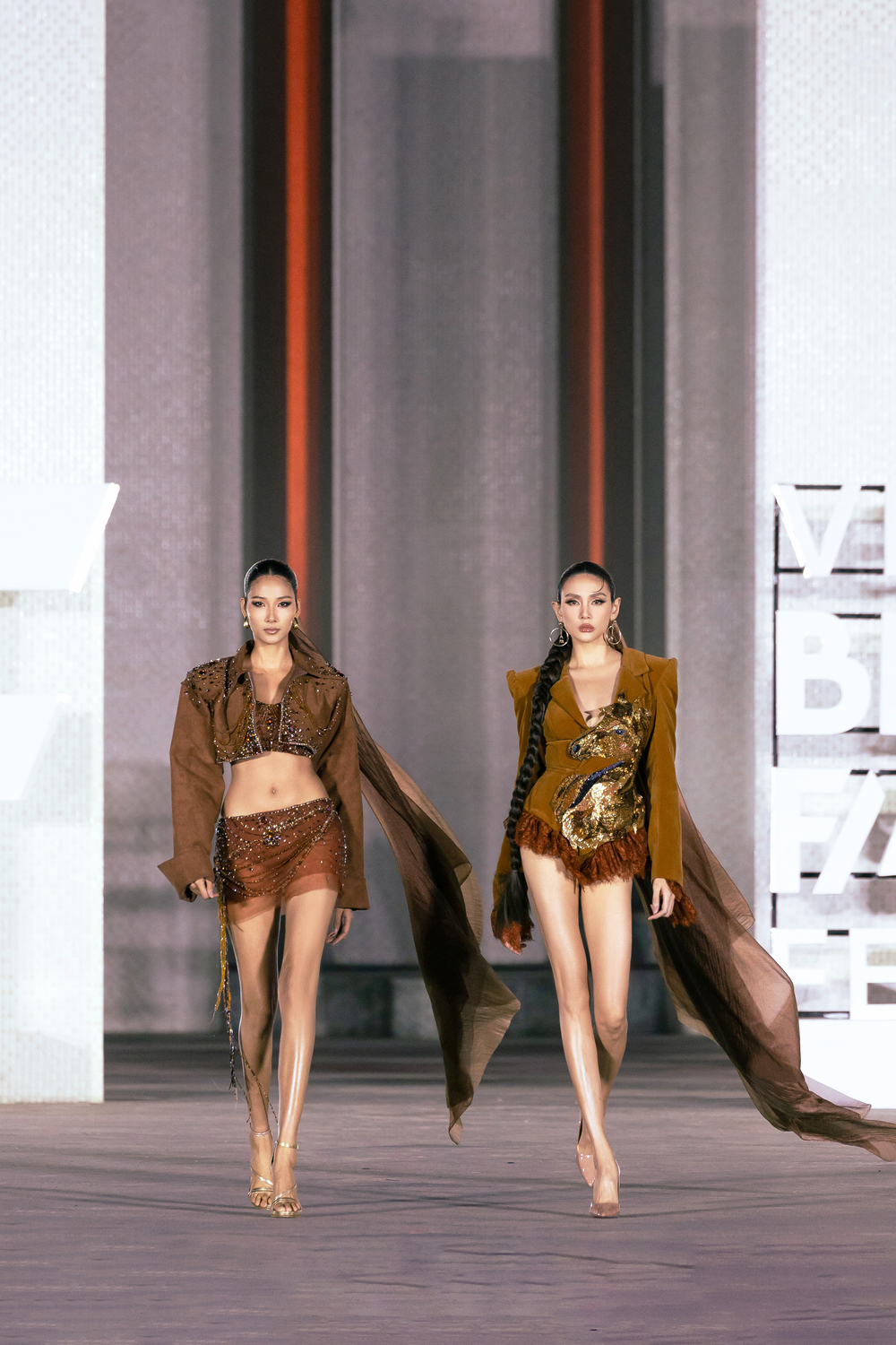 Hoàng Thùy - Võ Hoàng Yến song hành vedette, tạo khoảnh khắc bùng nổ trên sàn diễn- Ảnh 5. Hoàng Thùy - Võ Hoàng Yến song hành vedette, tạo khoảnh khắc bùng nổ trên sàn diễn- Ảnh 5.