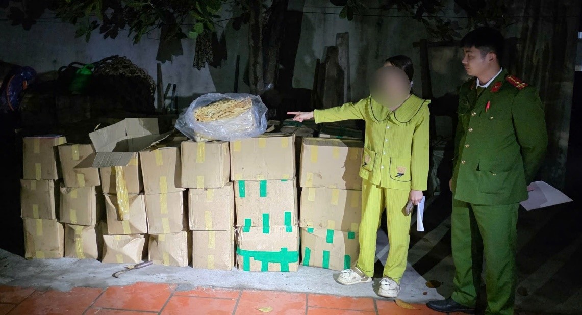 Phát hiện gần 2 tấn lòng lợn nấm mốc, không rõ nguồn gốc - Ảnh 1.