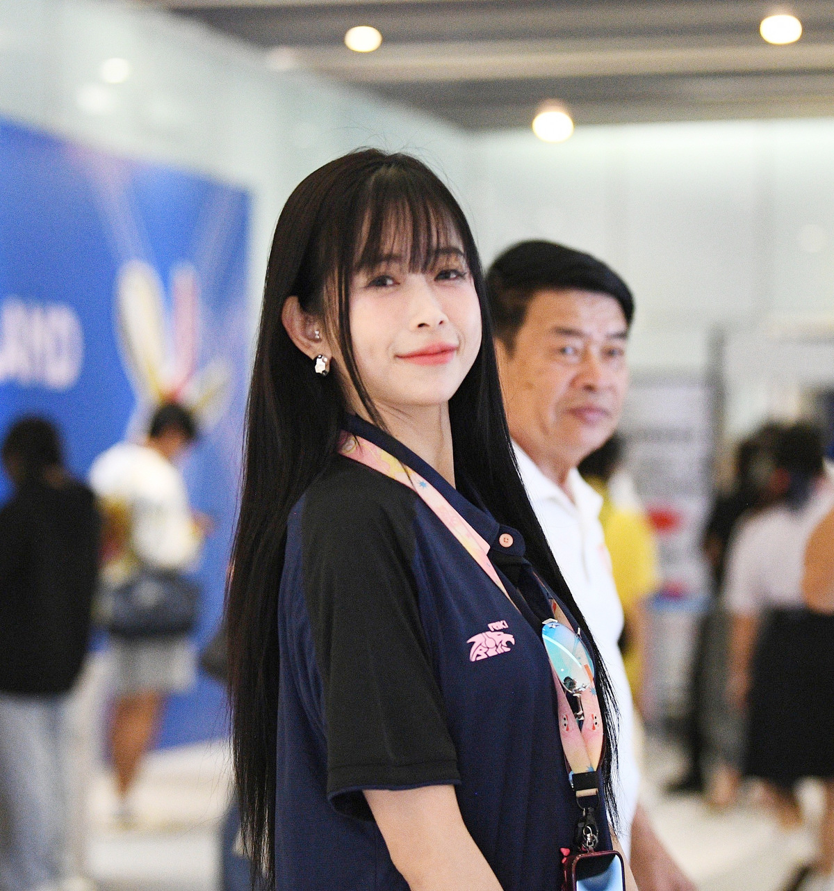 "Chị đẹp đi đường quyền" chiếm trọn spotlight trên khán đài SEA Games - Ảnh 2.