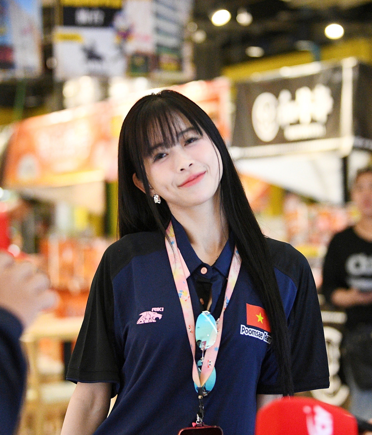 "Chị đẹp đi đường quyền" chiếm trọn spotlight trên khán đài SEA Games - Ảnh 1.