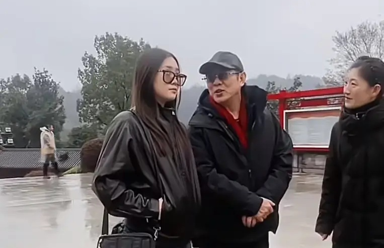 Lý Liên Kiệt xuất tại núi Cửu Hoa sau tin đồn thay máu và trẻ hóa - Ảnh 2. Lý Liên Kiệt xuất tại núi Cửu Hoa sau tin đồn thay máu và trẻ hóa - Ảnh 2.