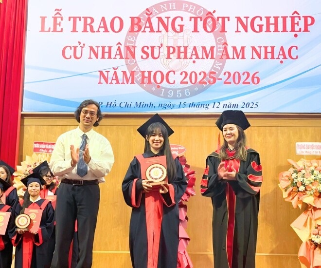 Ca sĩ Lương Bích Hữu tốt nghiệp đại học ở tuổi 41 - Ảnh 2. Ca sĩ Lương Bích Hữu tốt nghiệp đại học ở tuổi 41 - Ảnh 2.