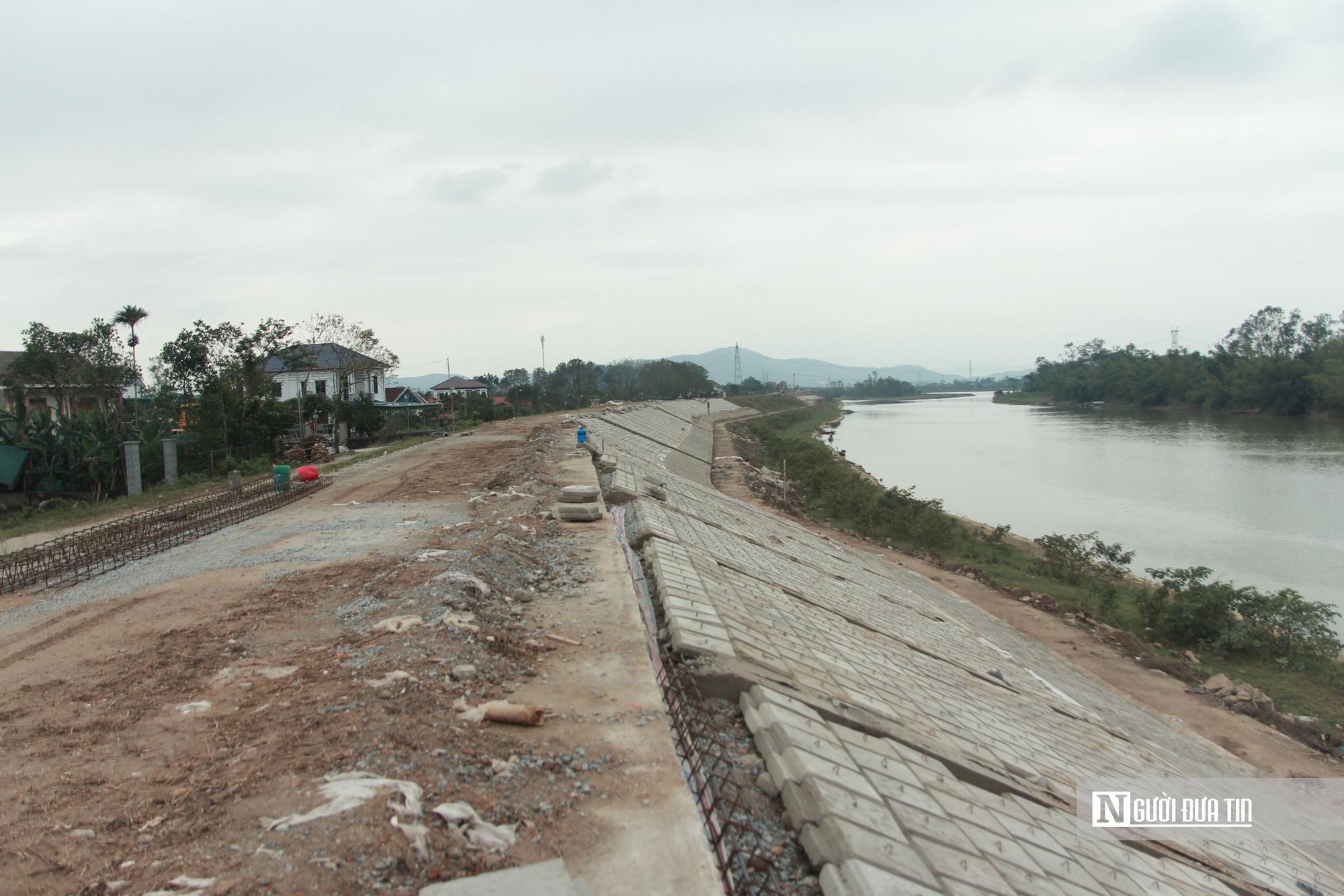 Hà Tĩnh: Đẩy nhanh tiến độ gia cố tuyến đê xuống cấp, bảo vệ an toàn vùng hạ du - Ảnh 1.