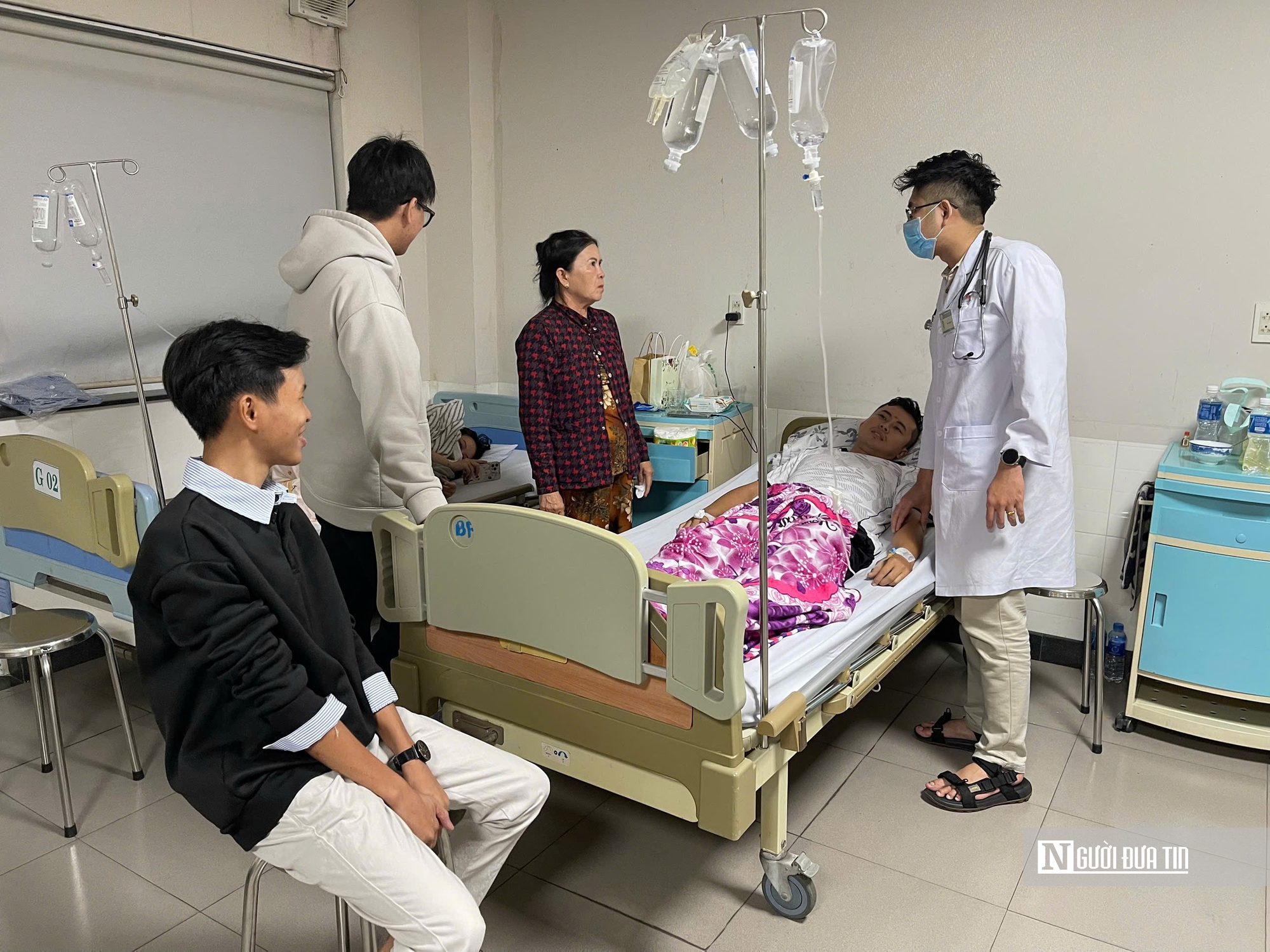 Hai mẹ con nhập viện nghi ngộ độc bánh mì ở Lâm Đồng: “Chỉ biết ôm con khóc giữa đêm” - Ảnh 1.