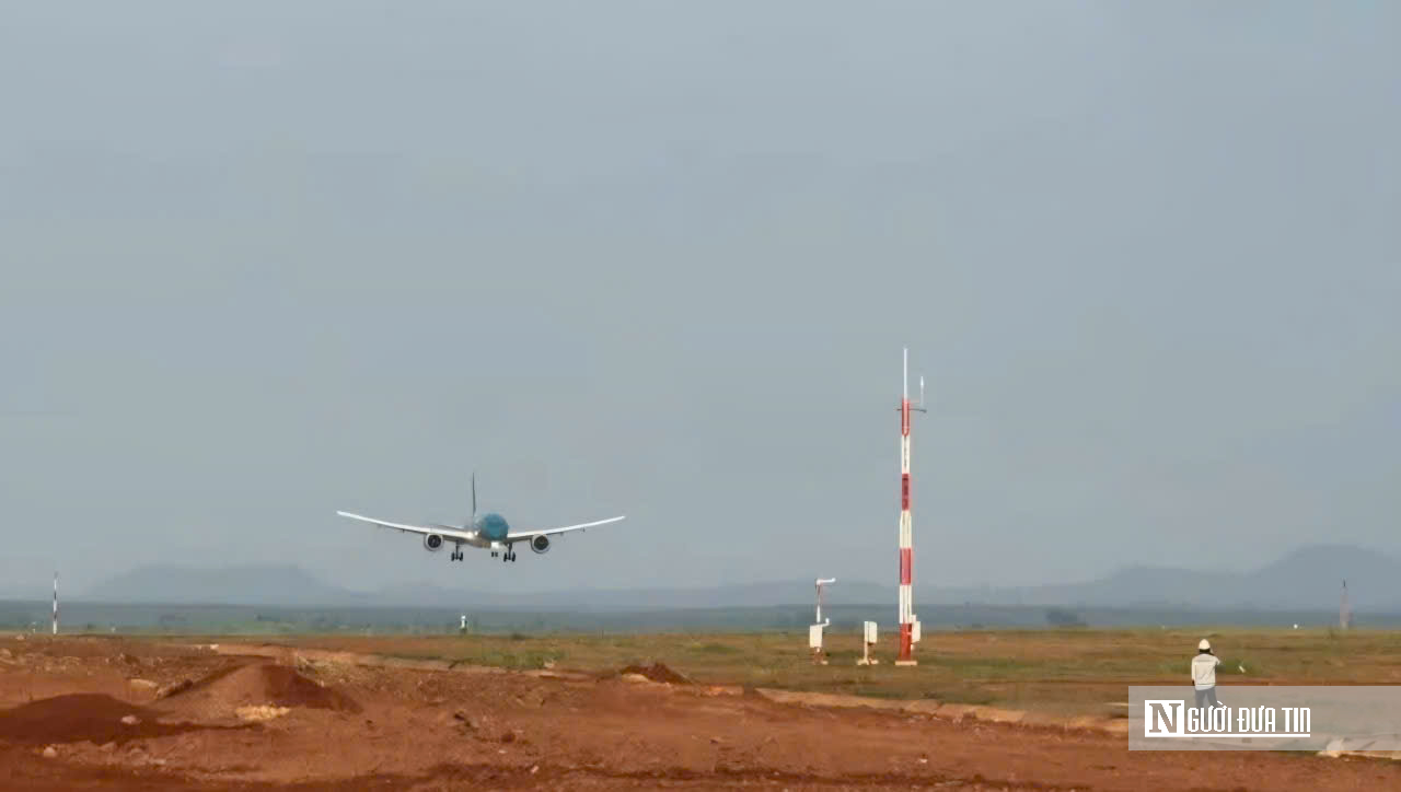 “Chim sắt” lớn nhất của hàng không Việt Nam hạ cánh xuống sân bay Long Thành- Ảnh 2. “Chim sắt” lớn nhất của hàng không Việt Nam hạ cánh xuống sân bay Long Thành- Ảnh 2.