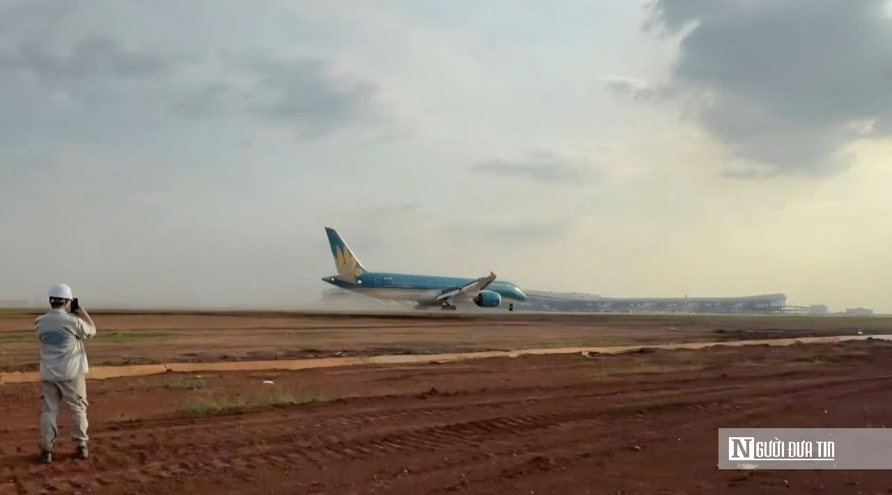 “Chim sắt” lớn nhất của hàng không Việt Nam hạ cánh xuống sân bay Long Thành- Ảnh 6. “Chim sắt” lớn nhất của hàng không Việt Nam hạ cánh xuống sân bay Long Thành- Ảnh 6.