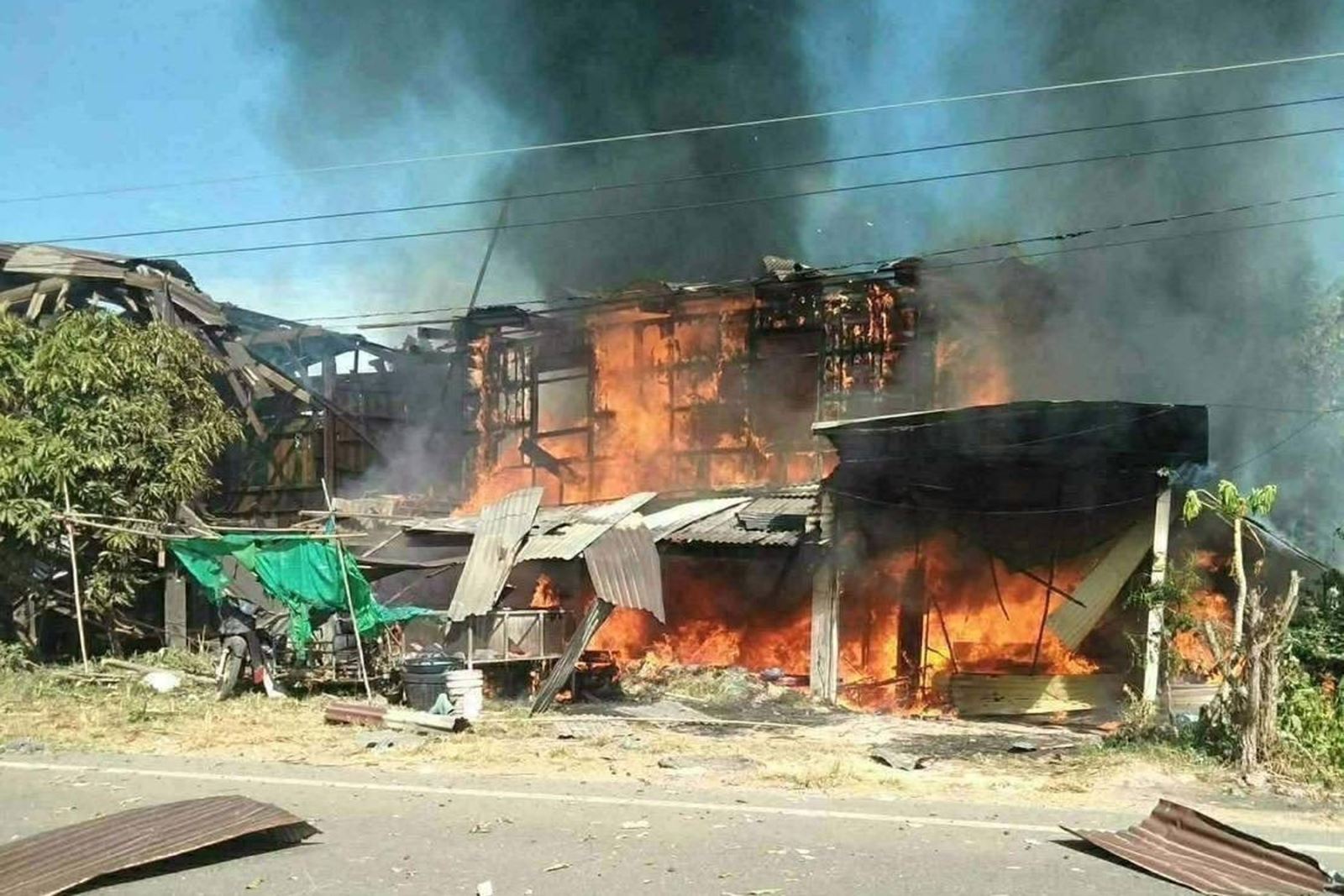 Khuyến cáo công dân Việt Nam rời khỏi các khu vực giao tranh ở biên giới Campuchia - Thái Lan- Ảnh 1. Khuyến cáo công dân Việt Nam rời khỏi các khu vực giao tranh ở biên giới Campuchia - Thái Lan- Ảnh 1.