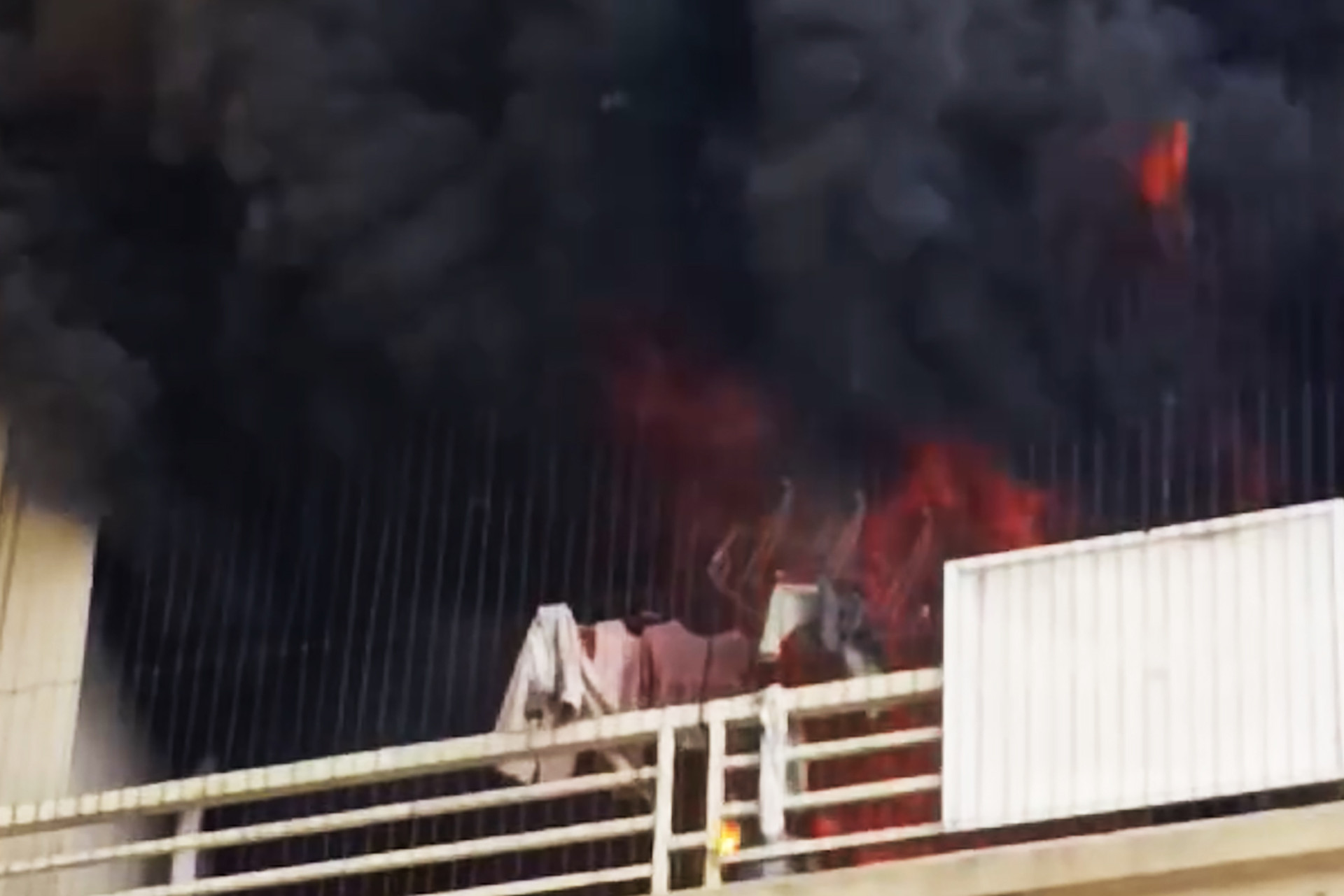 Clip: Khói lửa bốc lên ngùn ngụt từ căn hộ chung cư ở Hà Nội - Ảnh 1.