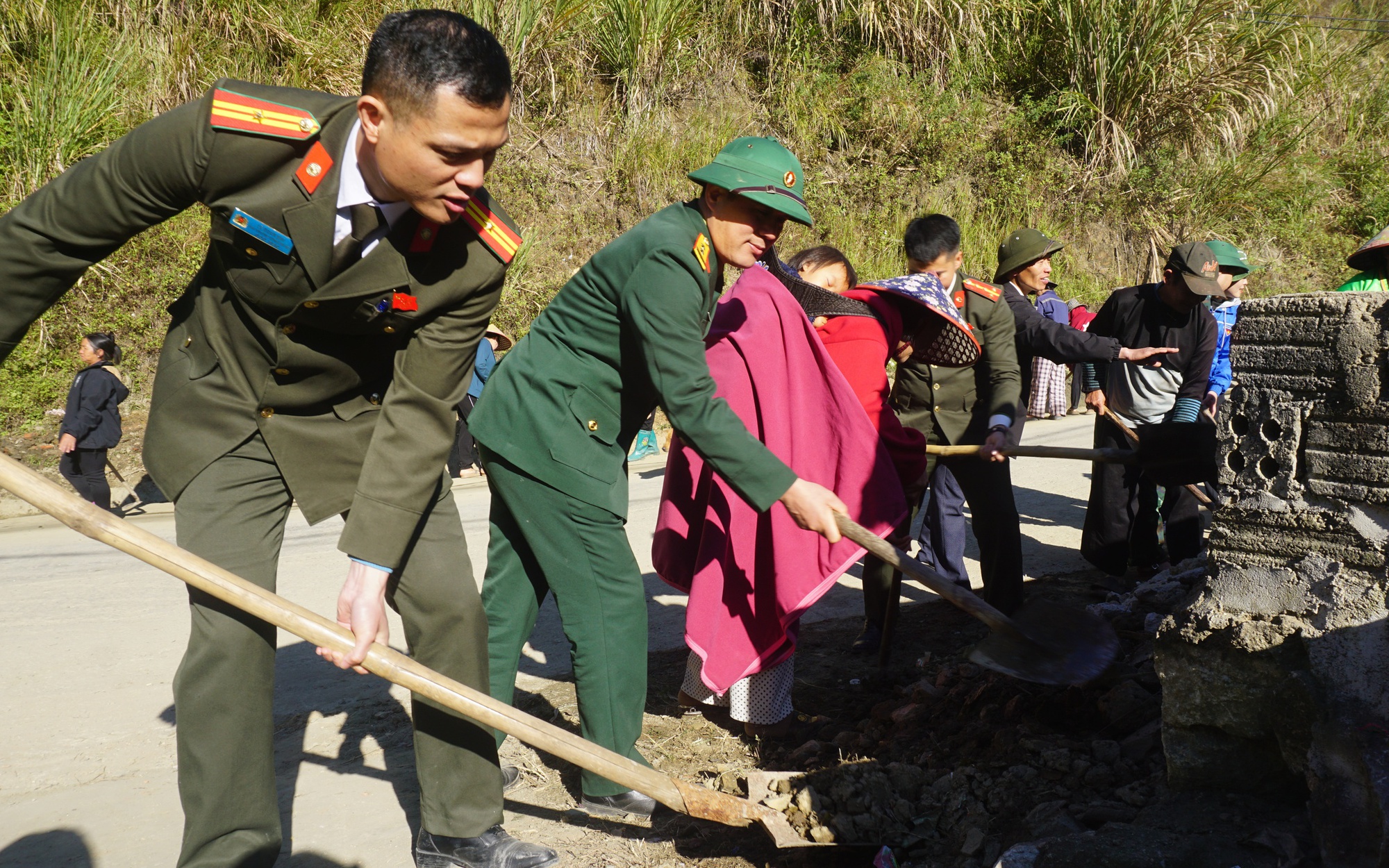 Những người giữ mùa xuân nơi phên dậu Tổ quốc   - Ảnh 3.