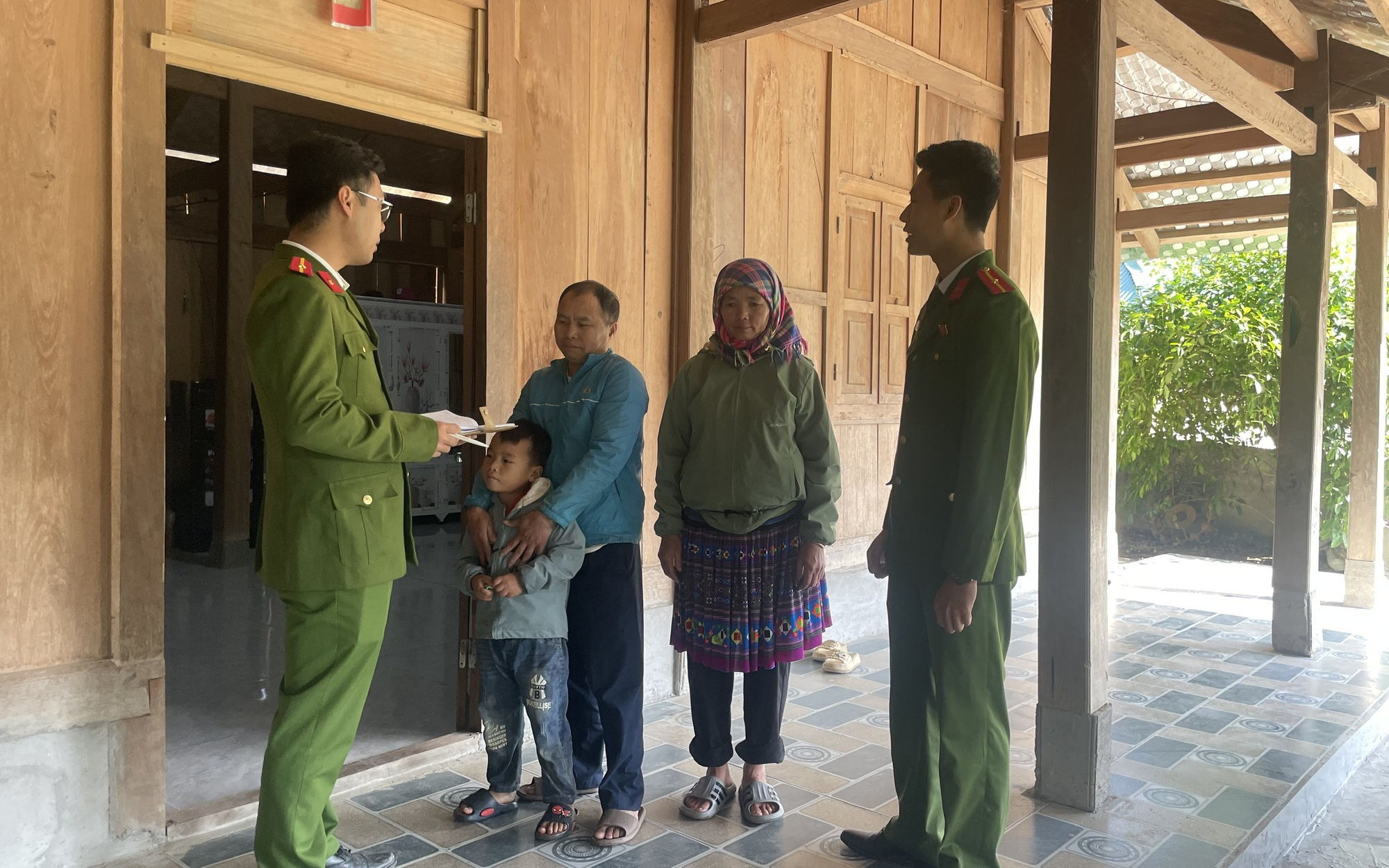 Khi những người lính mang ánh sáng về bản làng biên giới - Ảnh 4.