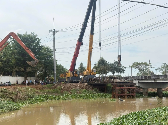 Không muốn đi vòng 50 km, xe tải gắn cẩu hạng nặng khiến cầu sập ngay nhịp giữa - Ảnh 1.