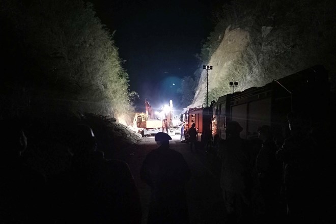 Danh tính các nạn nhân tử vong trong vụ sạt lở tại quốc lộ 6 - Ảnh 2.