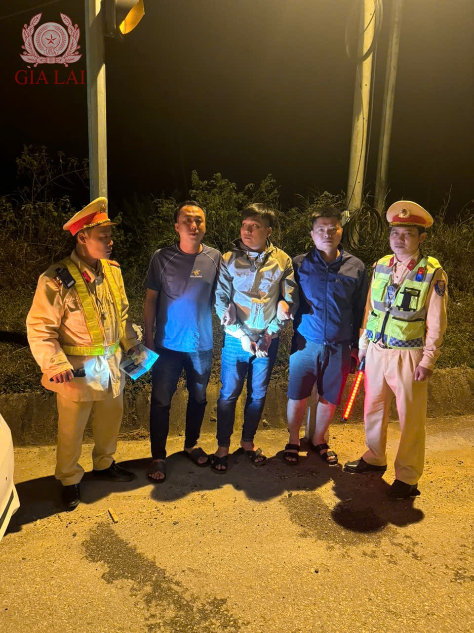 Bắt giữ đối tượng truy nã đang trên đường trốn chạy - Ảnh 1.