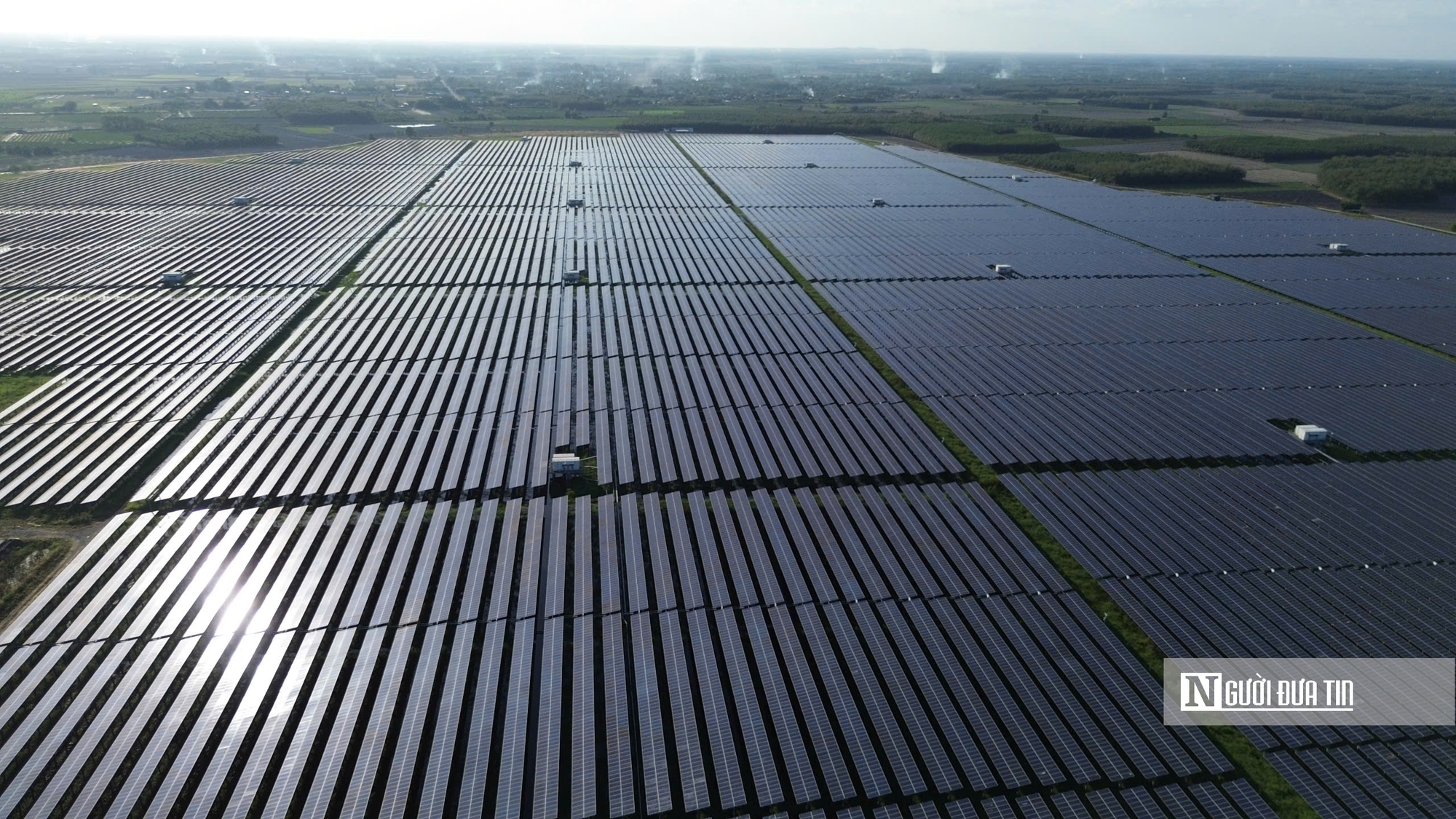 Cận cảnh “rừng pin” mặt trời trên hồ Dầu Tiếng - Ảnh 3.