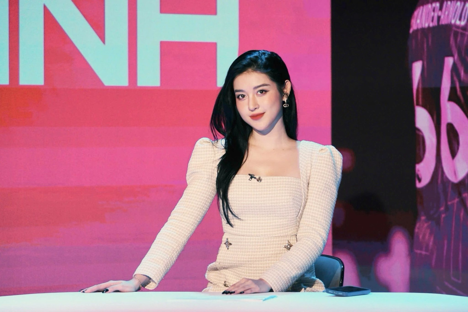 Tuổi 30 của mỹ nhân đẹp bậc nhất showbiz Việt, chưa lấy chồng sinh con, đối diện với thất nghiệp - Ảnh 2.