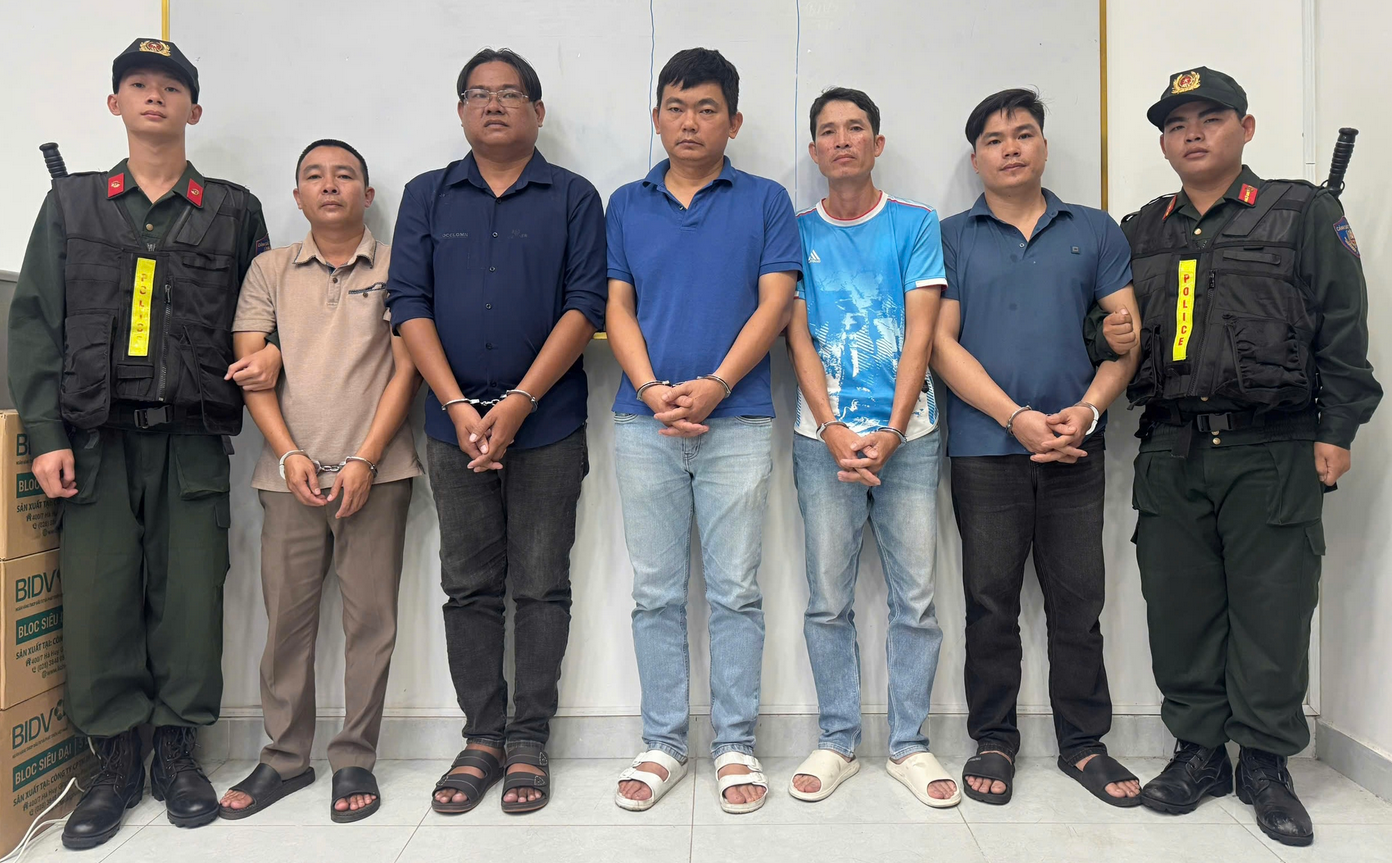 Công an TP.HCM khởi tố nhiều đối tượng trong đường dây vận chuyển trái phép 650 tấn khoảng sản ra nước ngoài - Ảnh 1.