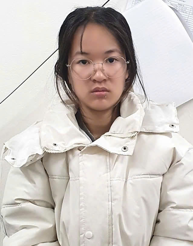 C&ocirc; g&aacute;i trẻ bị bắt giữ v&igrave; 2 lọ nhựa chứa dung dịch m&agrave;u trắng - Ảnh 1.