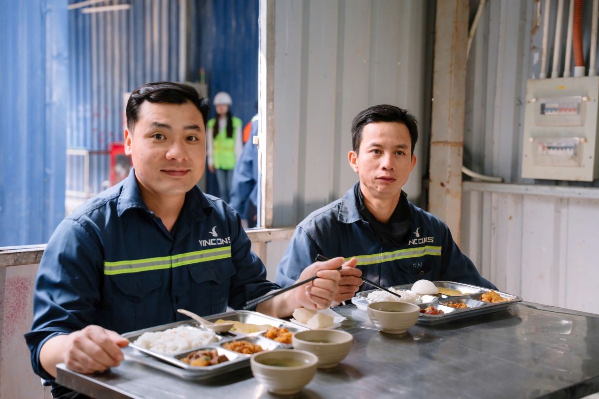 Từ mưu sinh bấp bênh đến cuộc sống đủ đầy: Nhiều lao động “đổi đời” nhờ việc làm bền vững tại VinCons - Ảnh 1.