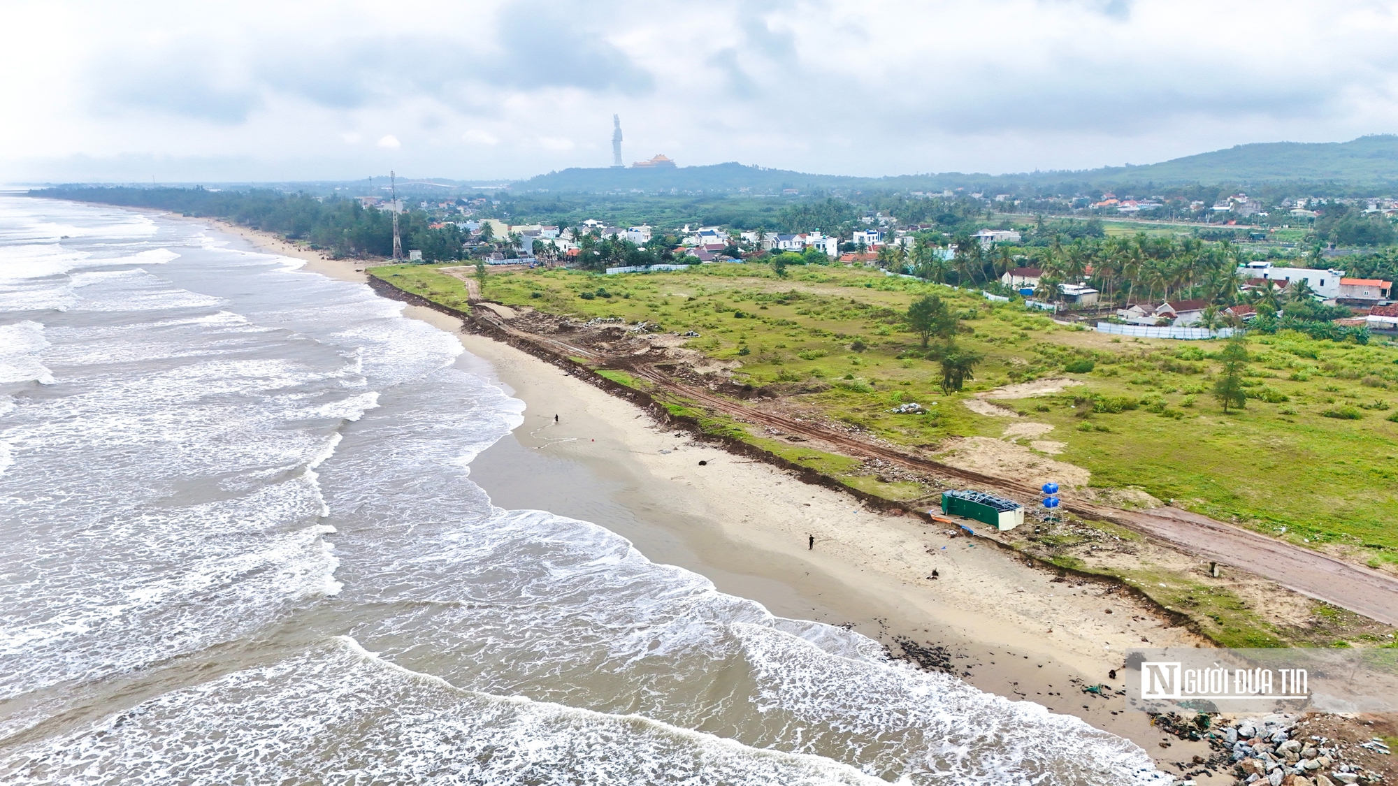 B&atilde;i tắm đẹp nhất Quảng Ng&atilde;i trước nguy cơ bị "x&oacute;a sổ" do triều cường v&agrave; x&acirc;m thực- Ảnh 1.