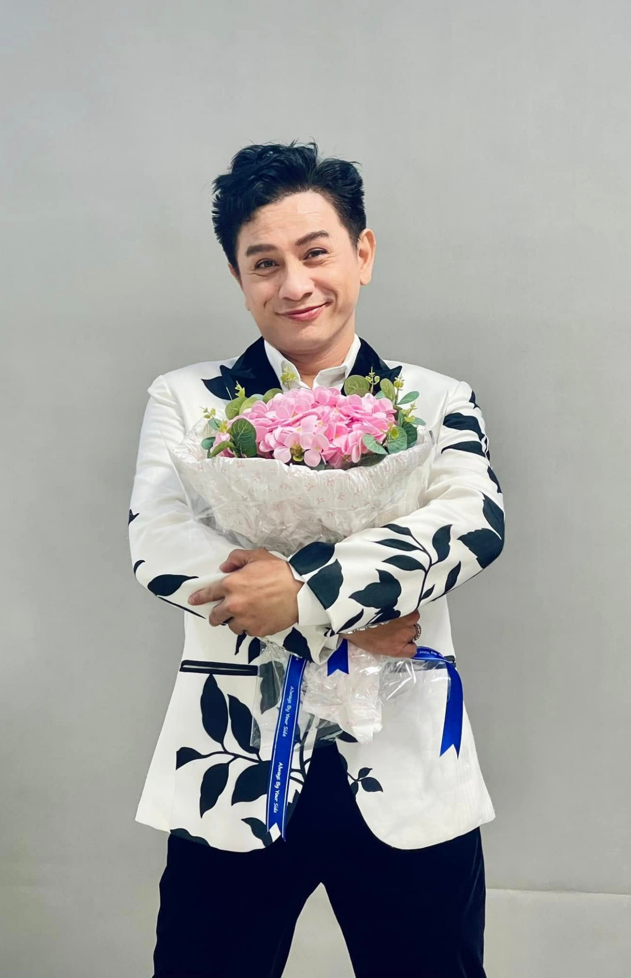 Nam nghệ sĩ Đình Toàn ở tuổi U50 vẫn ngủ với mẹ, không sợ tuổi già cô quạnh - Ảnh 1.