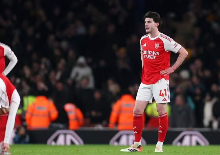 Biến lớn: Băng đội trưởng Arsenal sắp đổi chủ? - Ảnh 1.