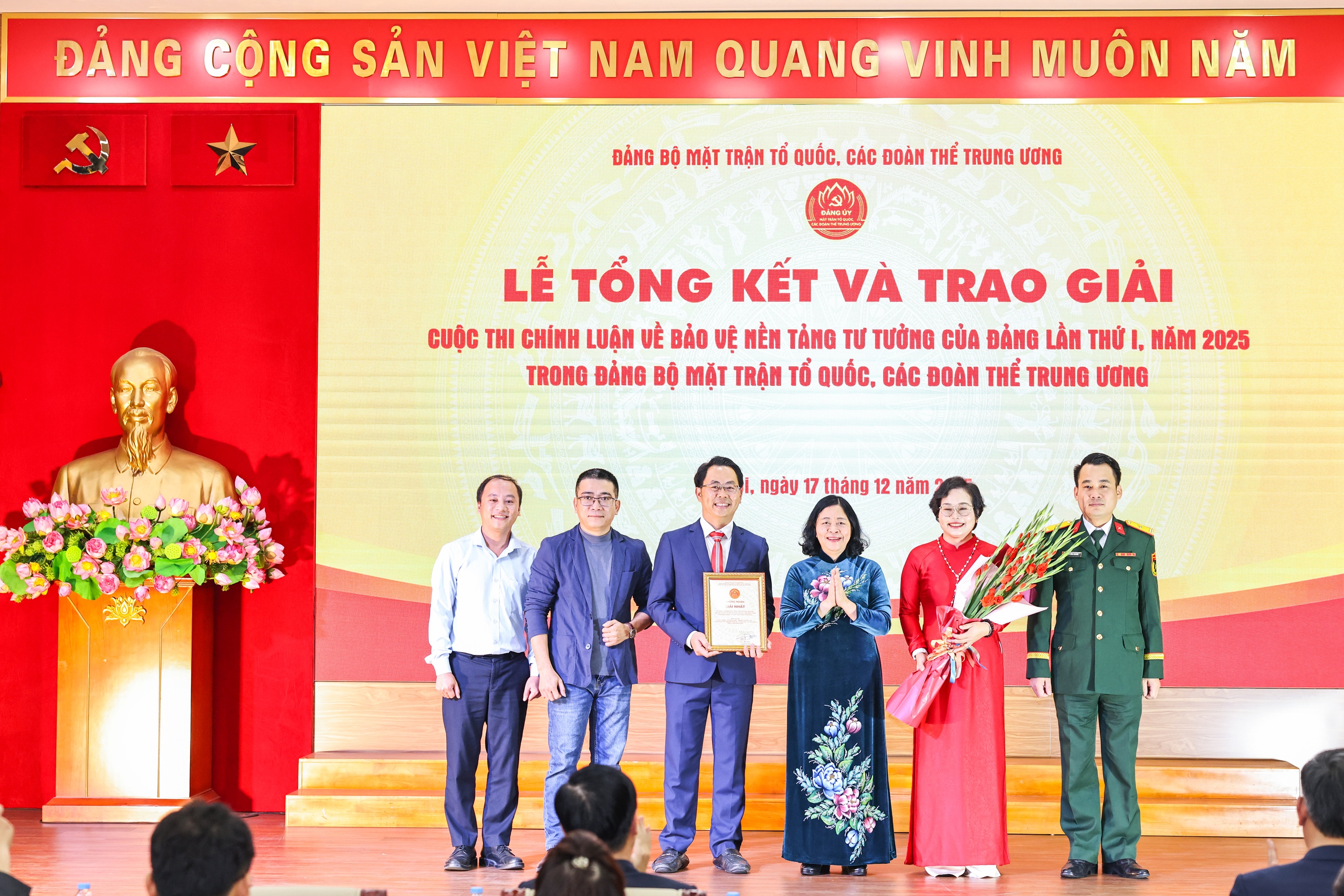 Đảng ủy Trung ương Hội Luật gia Việt Nam được trao 2 giải cuộc thi Chính luận về bảo vệ nền tảng tư tưởng của Đảng- Ảnh 1. Đảng ủy Trung ương Hội Luật gia Việt Nam được trao 2 giải cuộc thi Chính luận về bảo vệ nền tảng tư tưởng của Đảng- Ảnh 1.