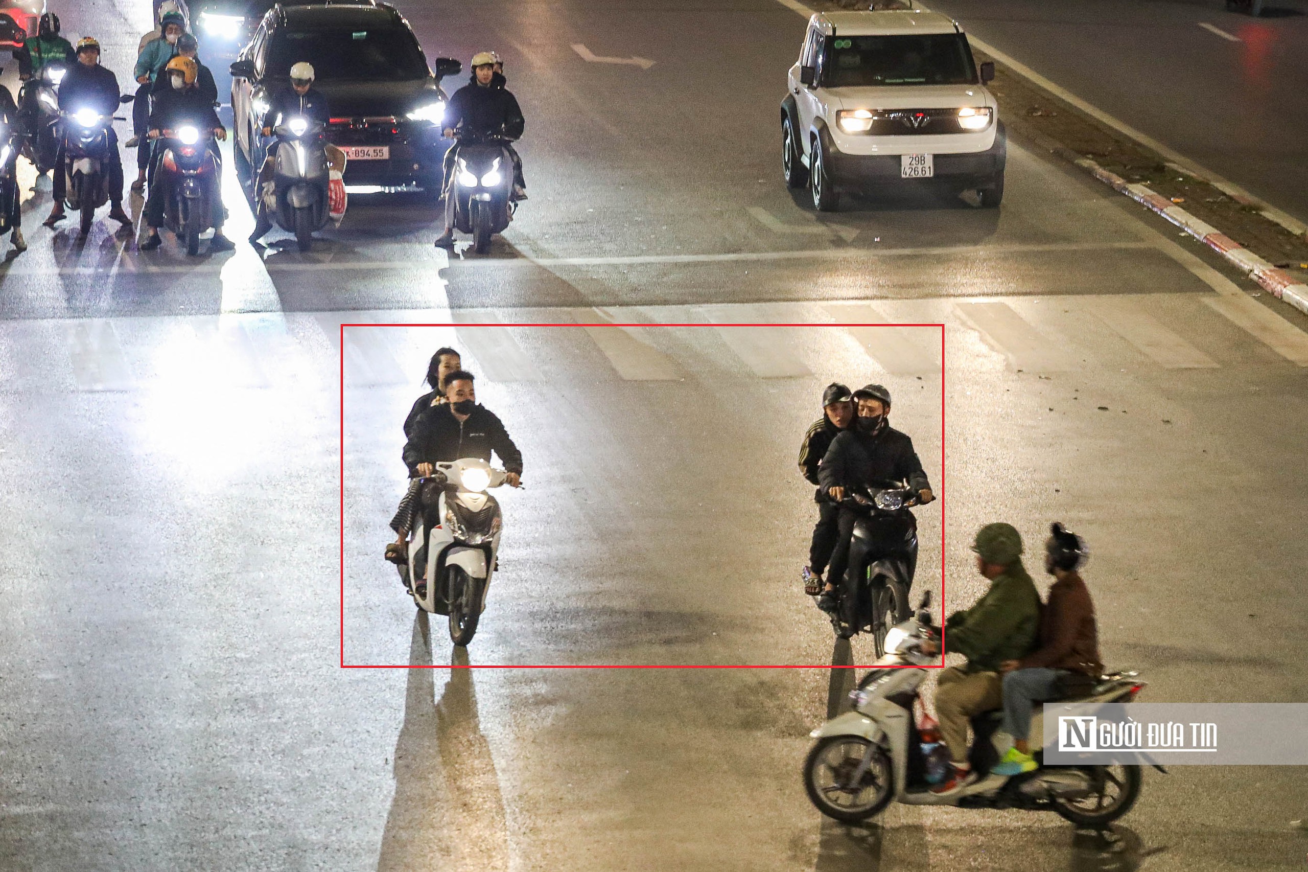 Hà Nội: Đêm vắng, người dân vẫn kiên nhẫn chờ đèn đỏ - Ảnh 12. Hà Nội: Đêm vắng, người dân vẫn kiên nhẫn chờ đèn đỏ - Ảnh 12.