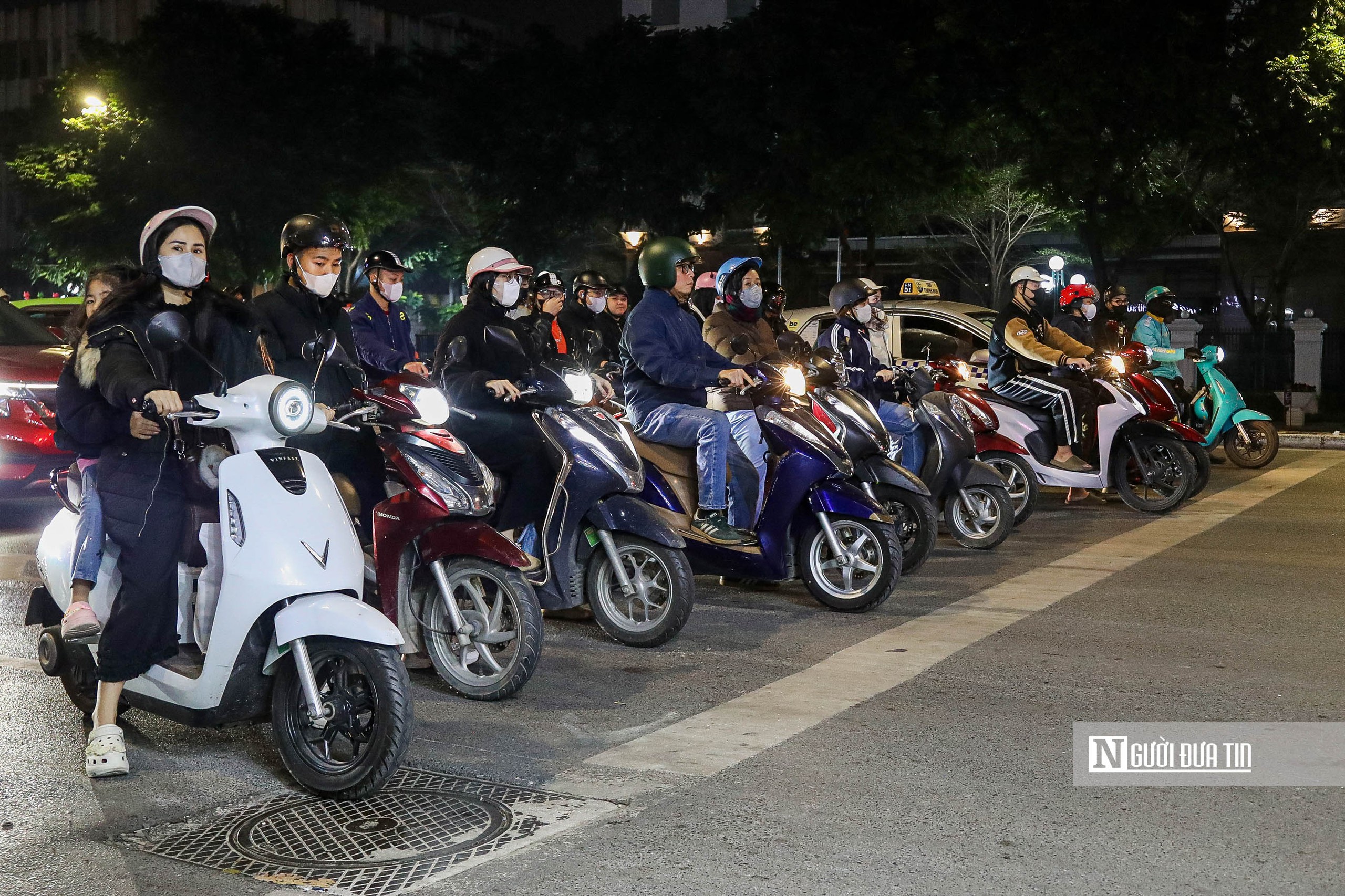 Hà Nội: Đêm vắng, người dân vẫn kiên nhẫn chờ đèn đỏ - Ảnh 3. Hà Nội: Đêm vắng, người dân vẫn kiên nhẫn chờ đèn đỏ - Ảnh 3.