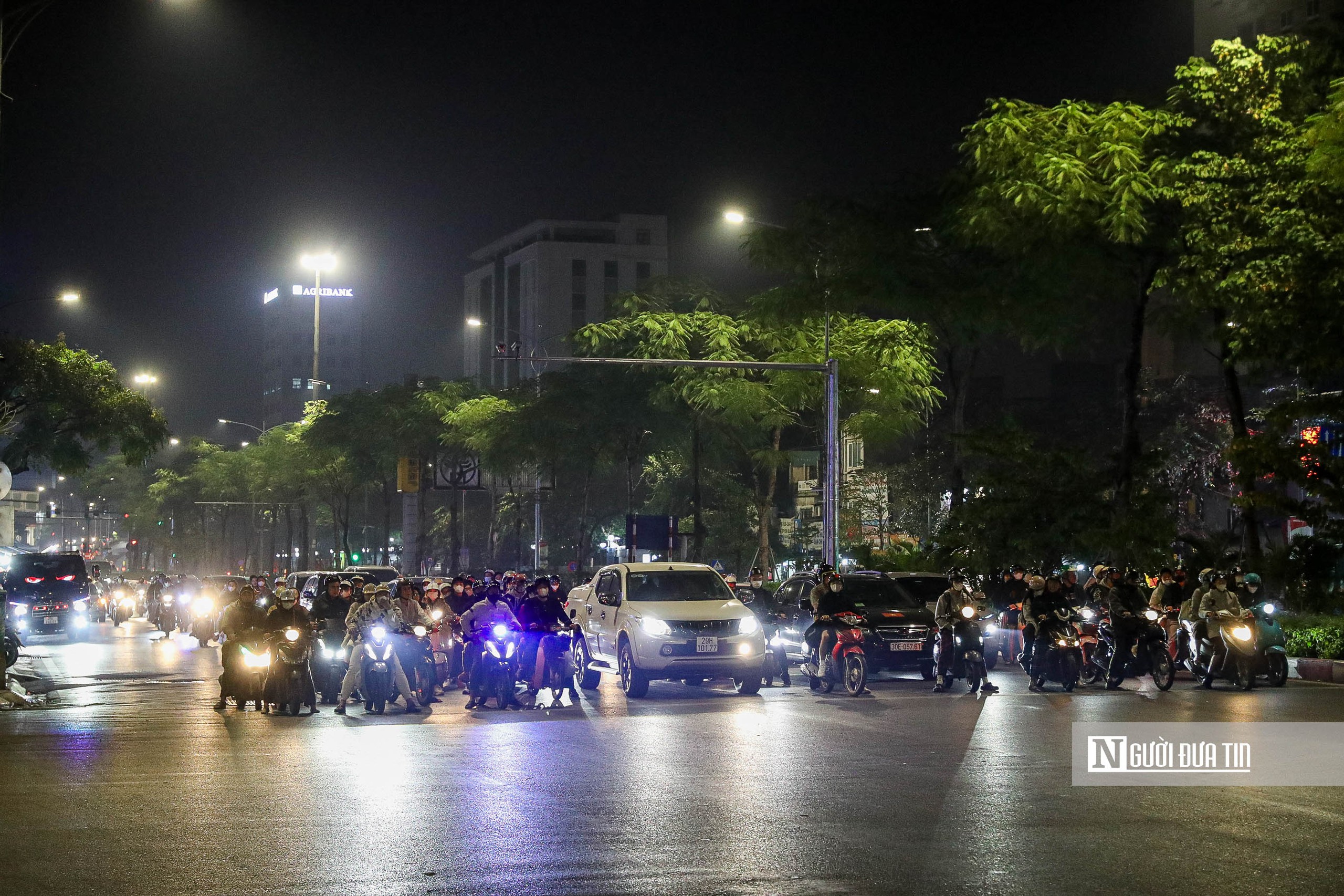 Hà Nội: Đêm vắng, người dân vẫn kiên nhẫn chờ đèn đỏ - Ảnh 10. Hà Nội: Đêm vắng, người dân vẫn kiên nhẫn chờ đèn đỏ - Ảnh 10.