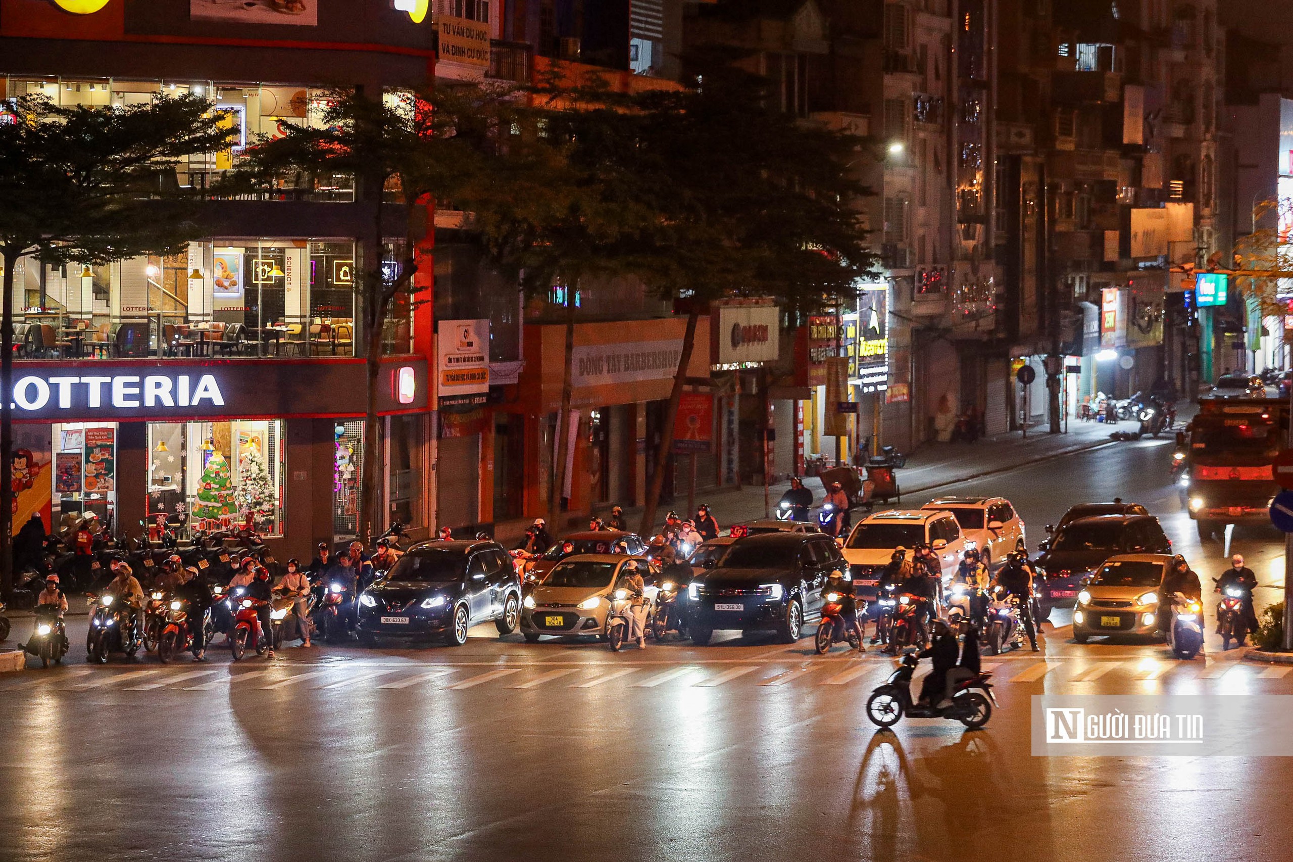 Hà Nội: Đêm vắng, người dân vẫn kiên nhẫn chờ đèn đỏ - Ảnh 7. Hà Nội: Đêm vắng, người dân vẫn kiên nhẫn chờ đèn đỏ - Ảnh 7.