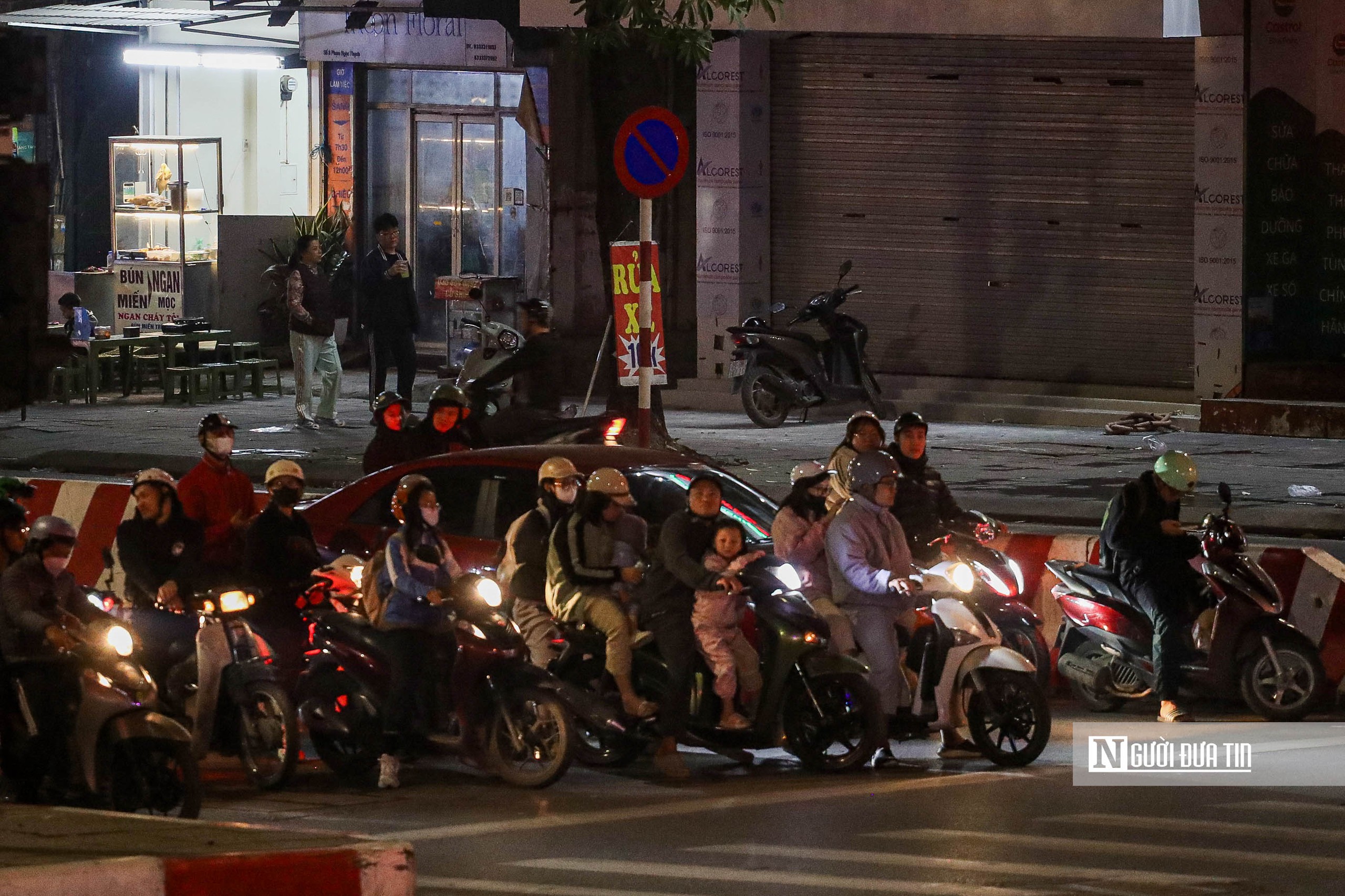 Hà Nội: Đêm vắng, người dân vẫn kiên nhẫn chờ đèn đỏ - Ảnh 9. Hà Nội: Đêm vắng, người dân vẫn kiên nhẫn chờ đèn đỏ - Ảnh 9.