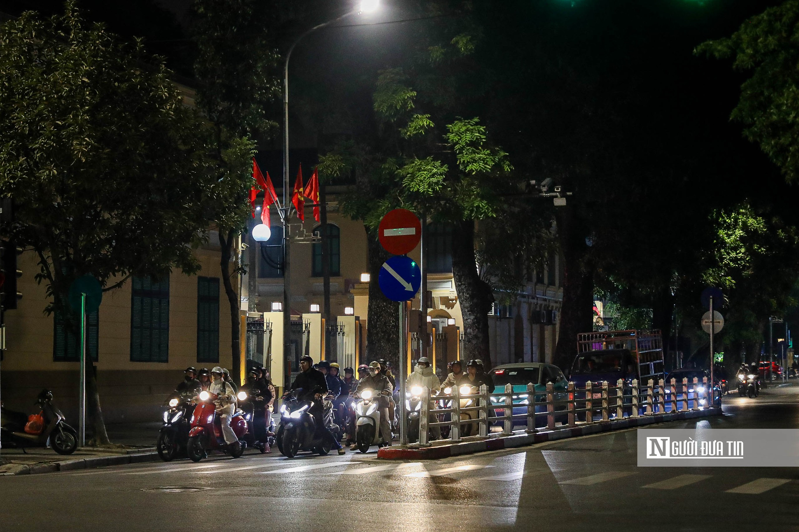 Hà Nội: Đêm vắng, người dân vẫn kiên nhẫn chờ đèn đỏ - Ảnh 6. Hà Nội: Đêm vắng, người dân vẫn kiên nhẫn chờ đèn đỏ - Ảnh 6.