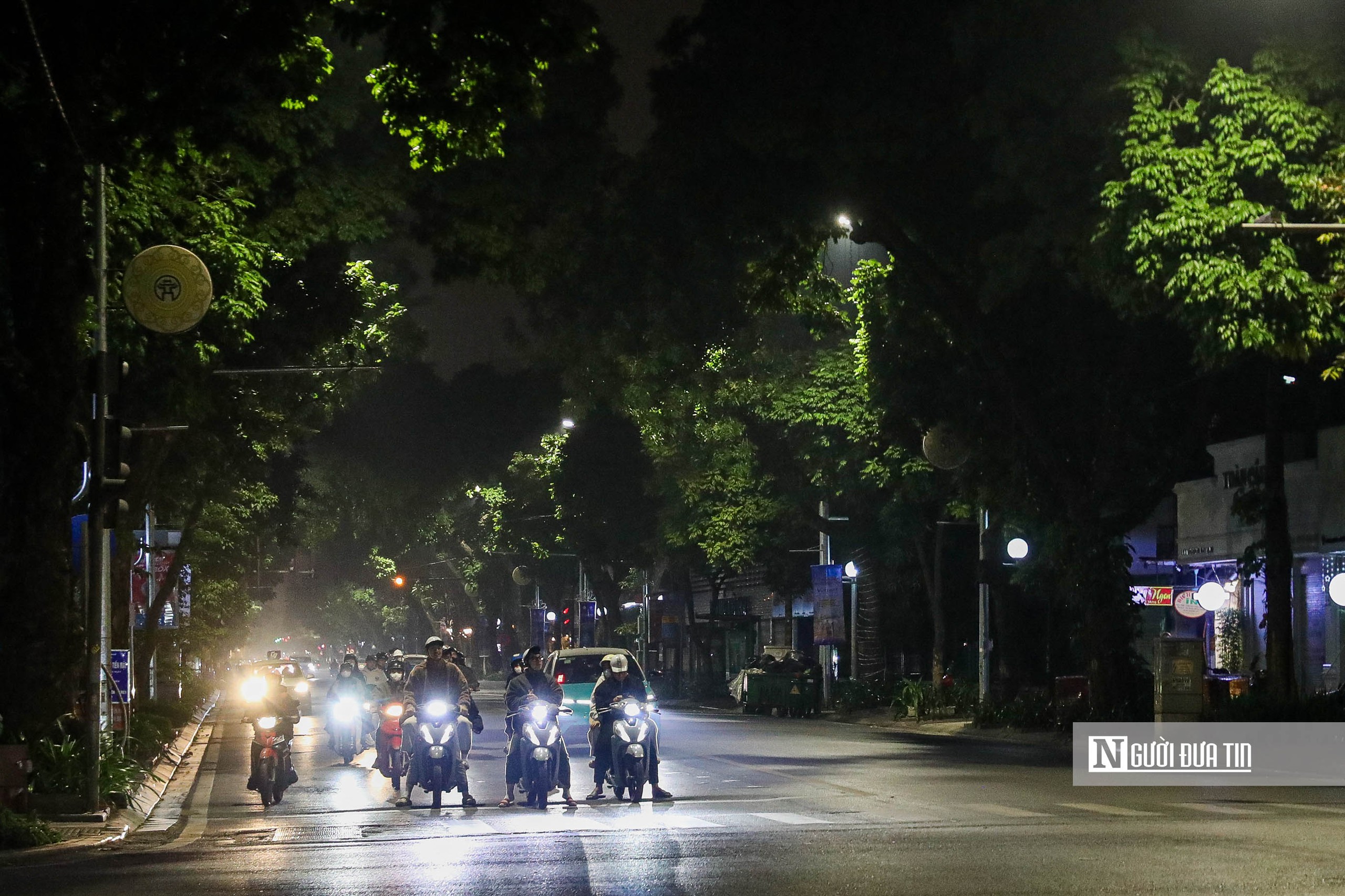 Hà Nội: Đêm vắng, người dân vẫn kiên nhẫn chờ đèn đỏ - Ảnh 4. Hà Nội: Đêm vắng, người dân vẫn kiên nhẫn chờ đèn đỏ - Ảnh 4.