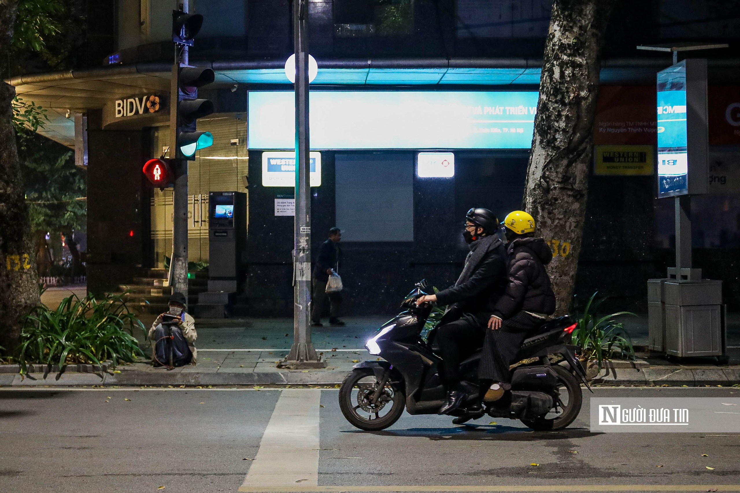 Hà Nội: Đêm vắng, người dân vẫn kiên nhẫn chờ đèn đỏ - Ảnh 5. Hà Nội: Đêm vắng, người dân vẫn kiên nhẫn chờ đèn đỏ - Ảnh 5.