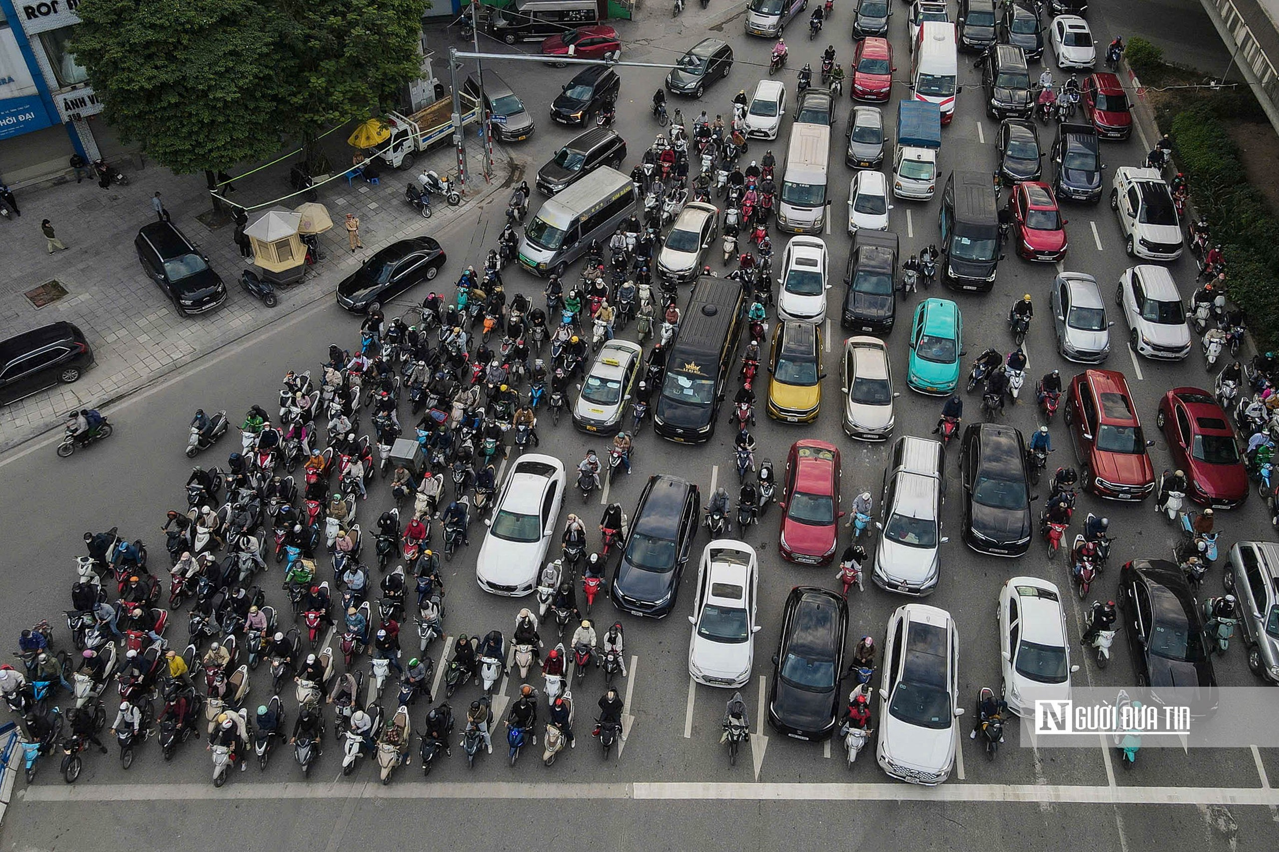 Hà Nội: Đêm vắng, người dân vẫn kiên nhẫn chờ đèn đỏ - Ảnh 2. Hà Nội: Đêm vắng, người dân vẫn kiên nhẫn chờ đèn đỏ - Ảnh 2.